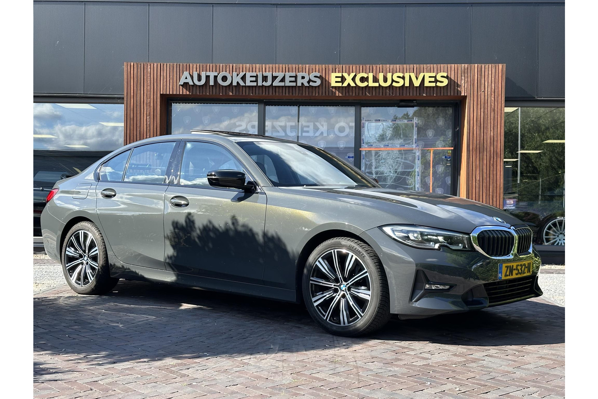 BMW 3-serie 320i High Executive Edition 2019 Dravitgrau metallic 1