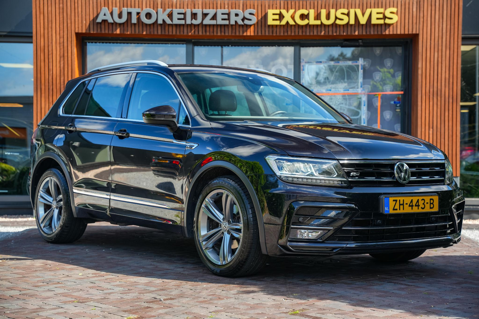 Volkswagen Tiguan 1.5 TSI ACT Highline Business R 2019 Deep black pearl 1