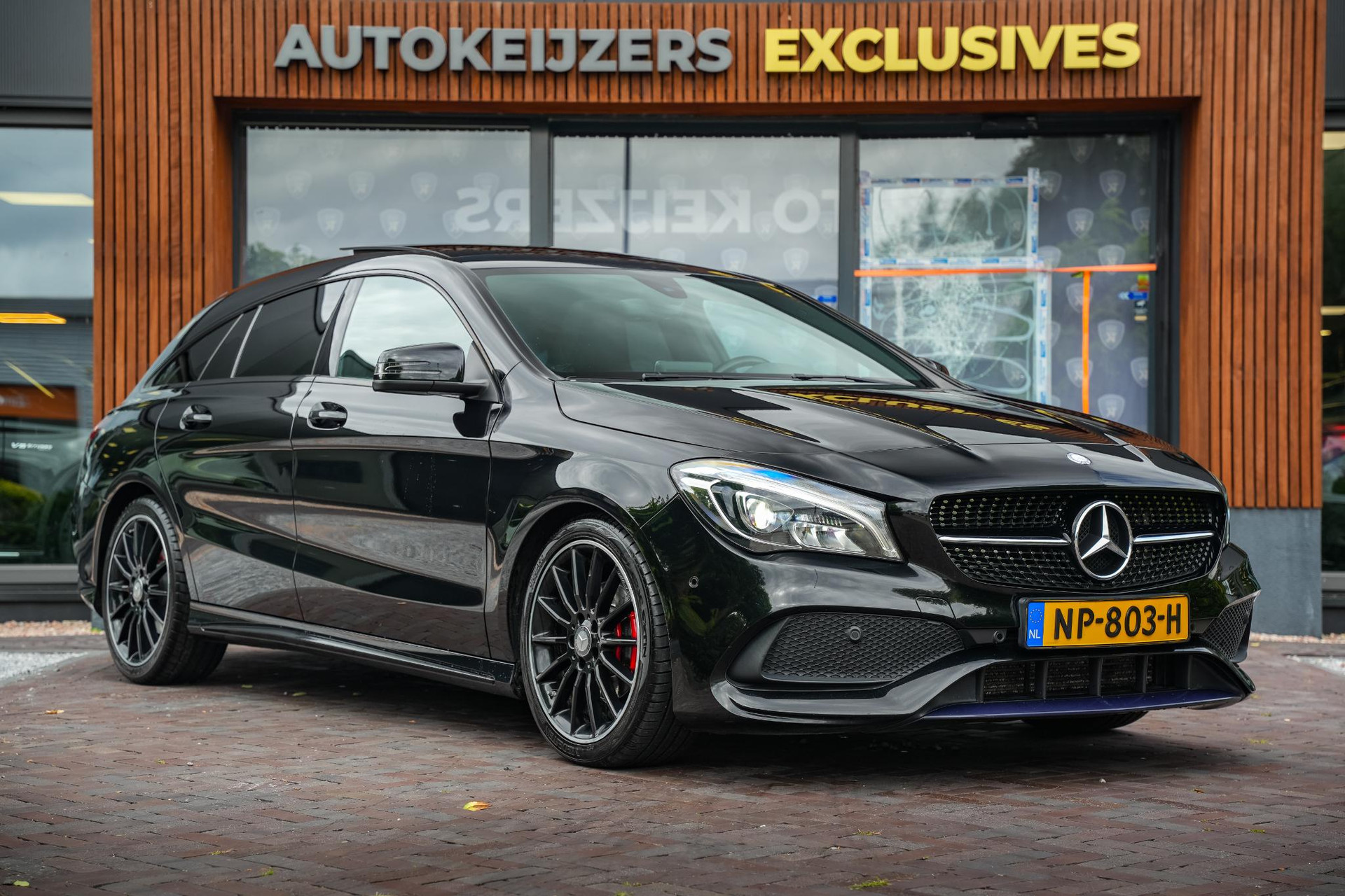 Mercedes-Benz CLA-Klasse Shooting Brake 180 Ambition 2017 KOSMOSBLACK - MET. (191U) 1