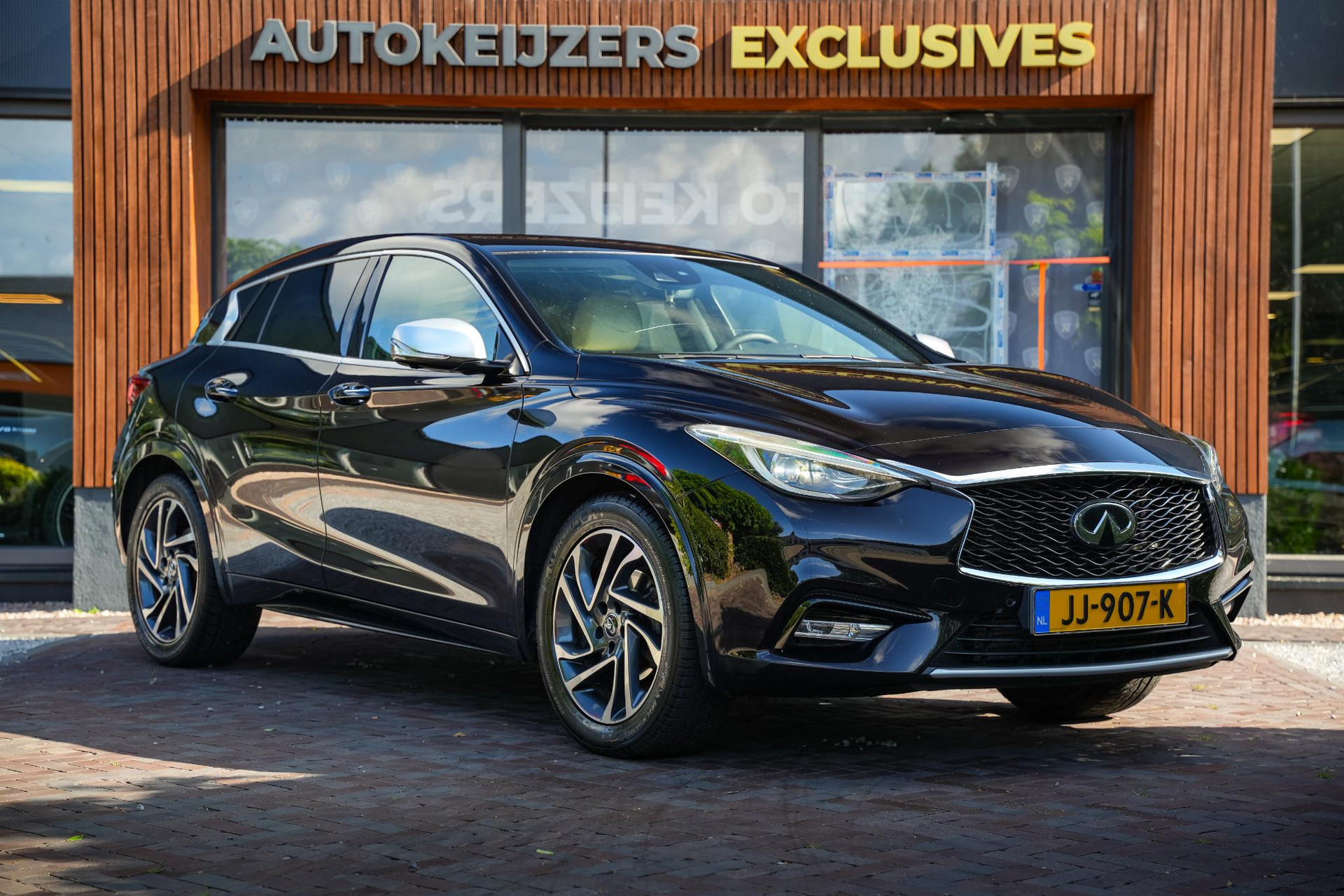 Infiniti Q30 1.6t Premium Tech Gallery White 2016  1