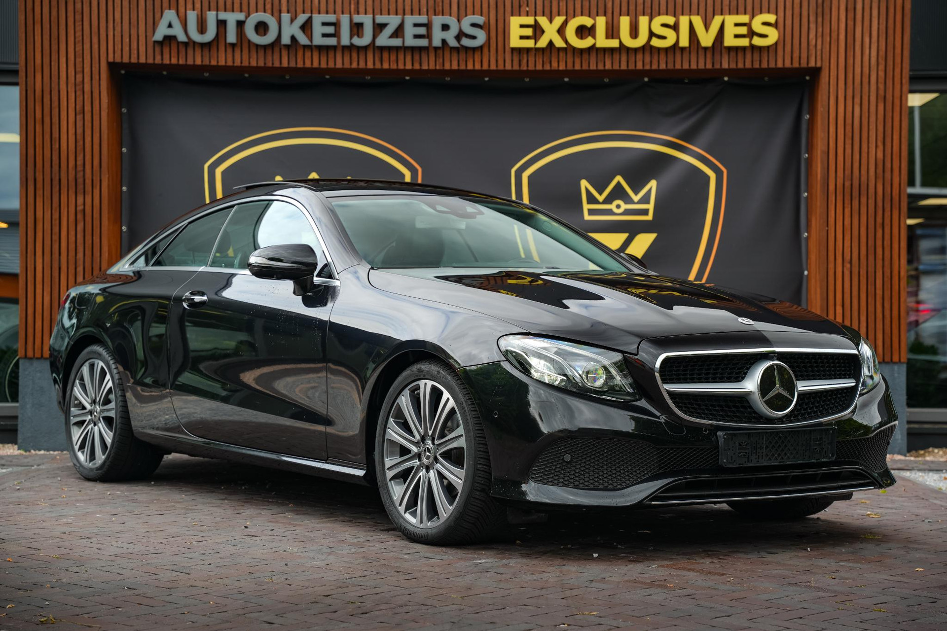 Mercedes-Benz E-Klasse Coupé 200 2018 OBSIDIAN BLACK (197U) 1