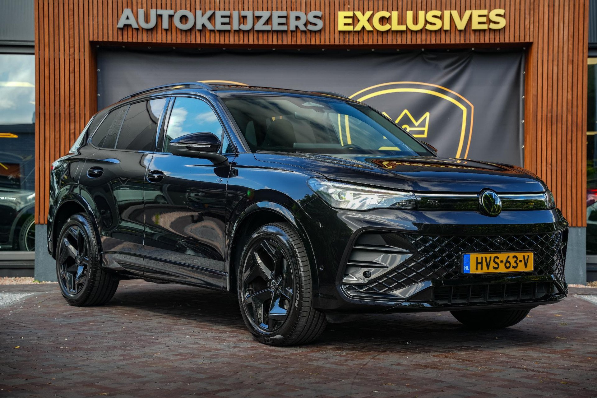 Volkswagen Tiguan 1.5 eTSI R-Line Business 2024 Deep black pareleffect 1