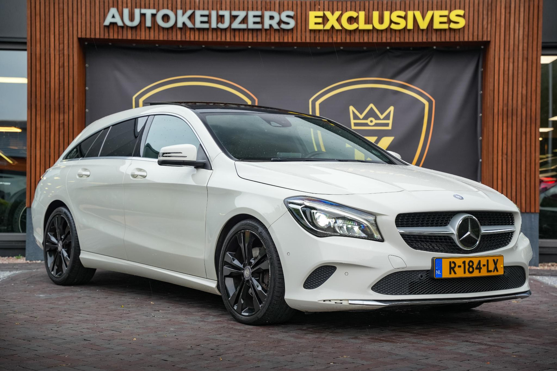 Mercedes-Benz CLA-Klasse Shooting Brake 200 Business 2016 CALCITE WHITE - STANDARD FINISH (650U) 1