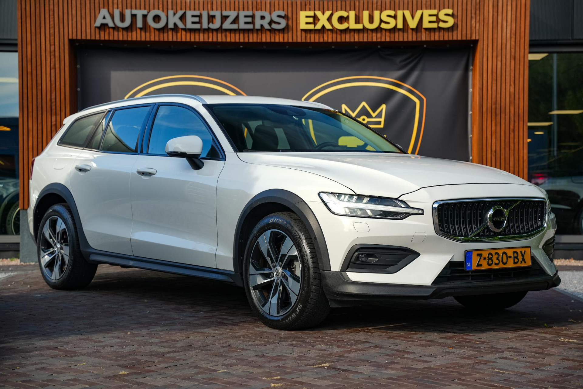 Volvo V60 Cross Country 2.0 B5 AWD Pro 2021 ICE WHITE (614) 1