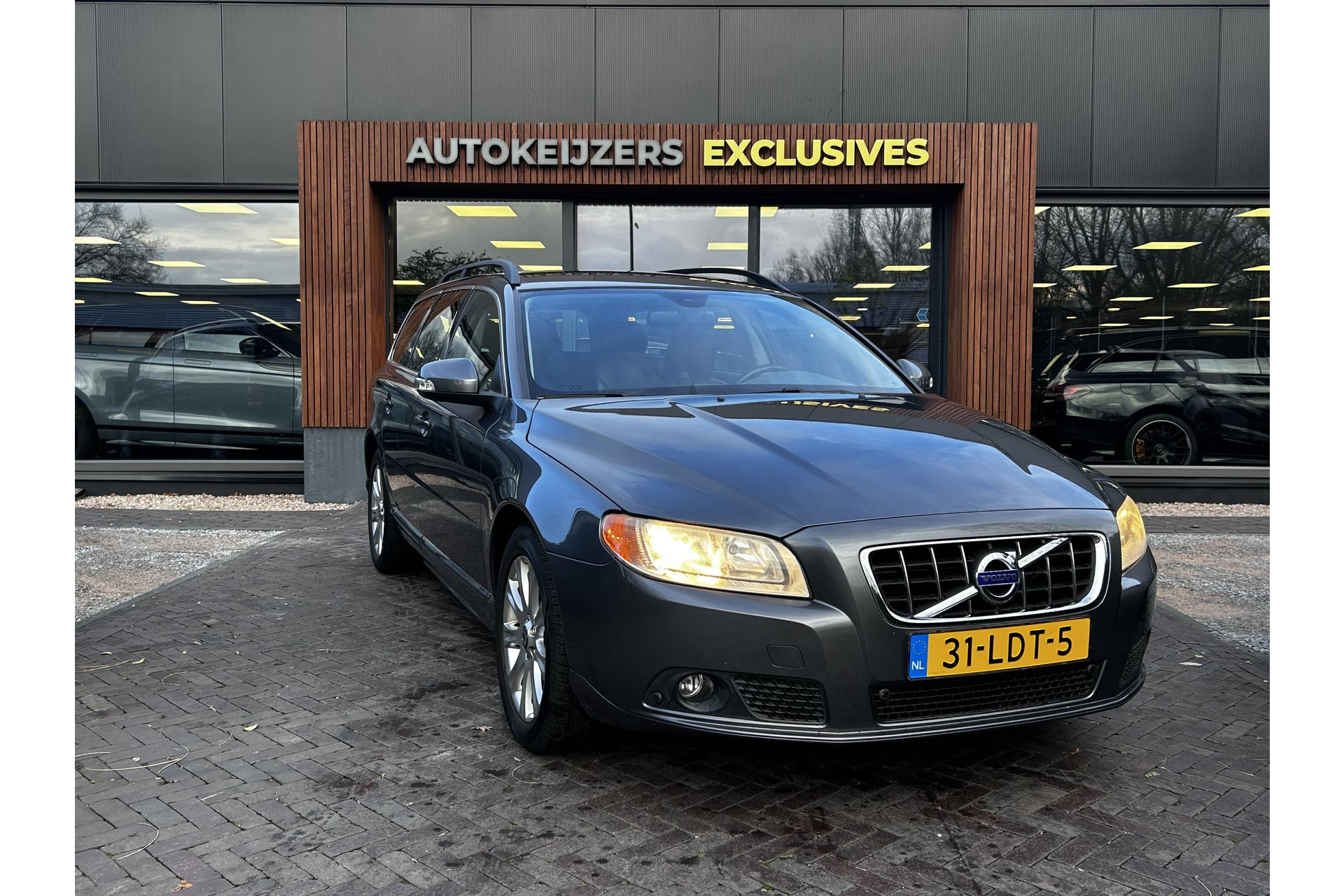Volvo V70 2.4D Momentum 2010 TITANIUM GREY (455) 1