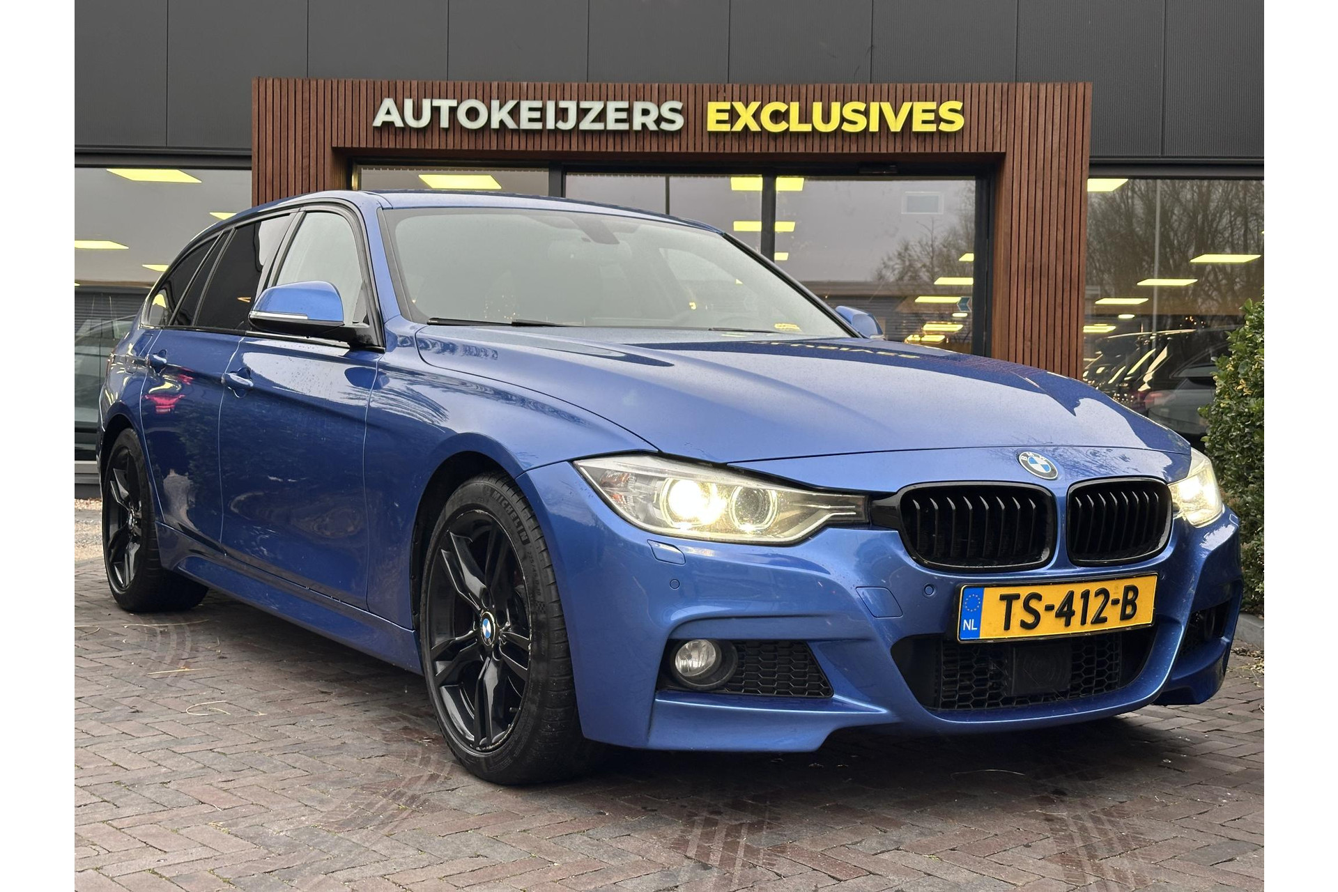 BMW 3 Serie Touring 330d xDrive High Executive 2013 Estoril-blau metallic (B45) 1