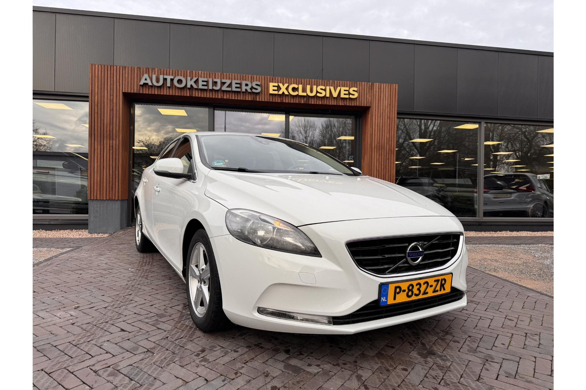 Volvo V40 2.0 T2 Momentum 2015 WHITE SOLID   (ICE WHITE) (614) 1