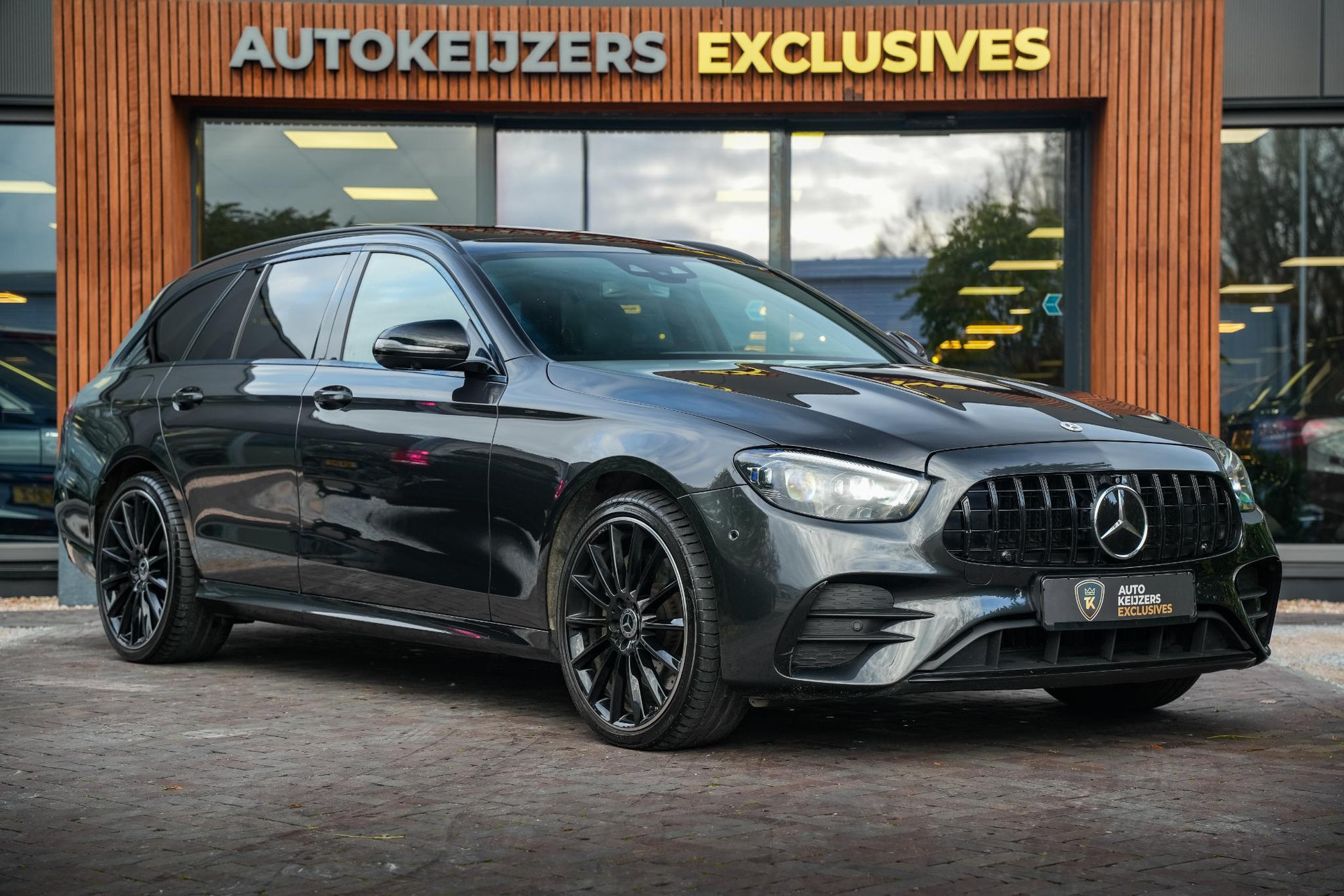 Mercedes-Benz E-Klasse E300 de 2022 GRAPHITE GRAY - METALLIC FINISH (831U) 1