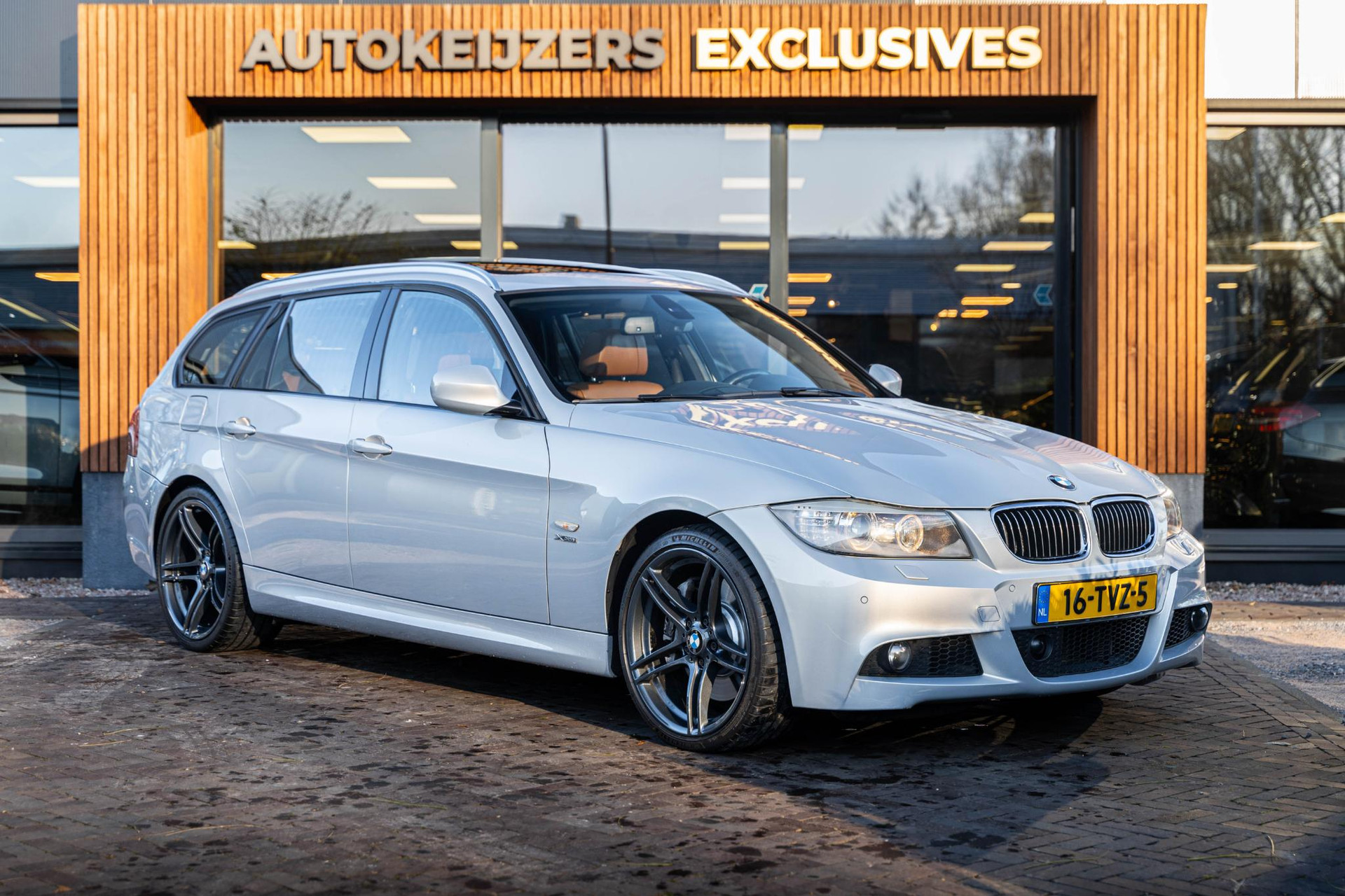 BMW 3 Serie Touring 335xi Luxury Line 2012 Mondstein metallic 1