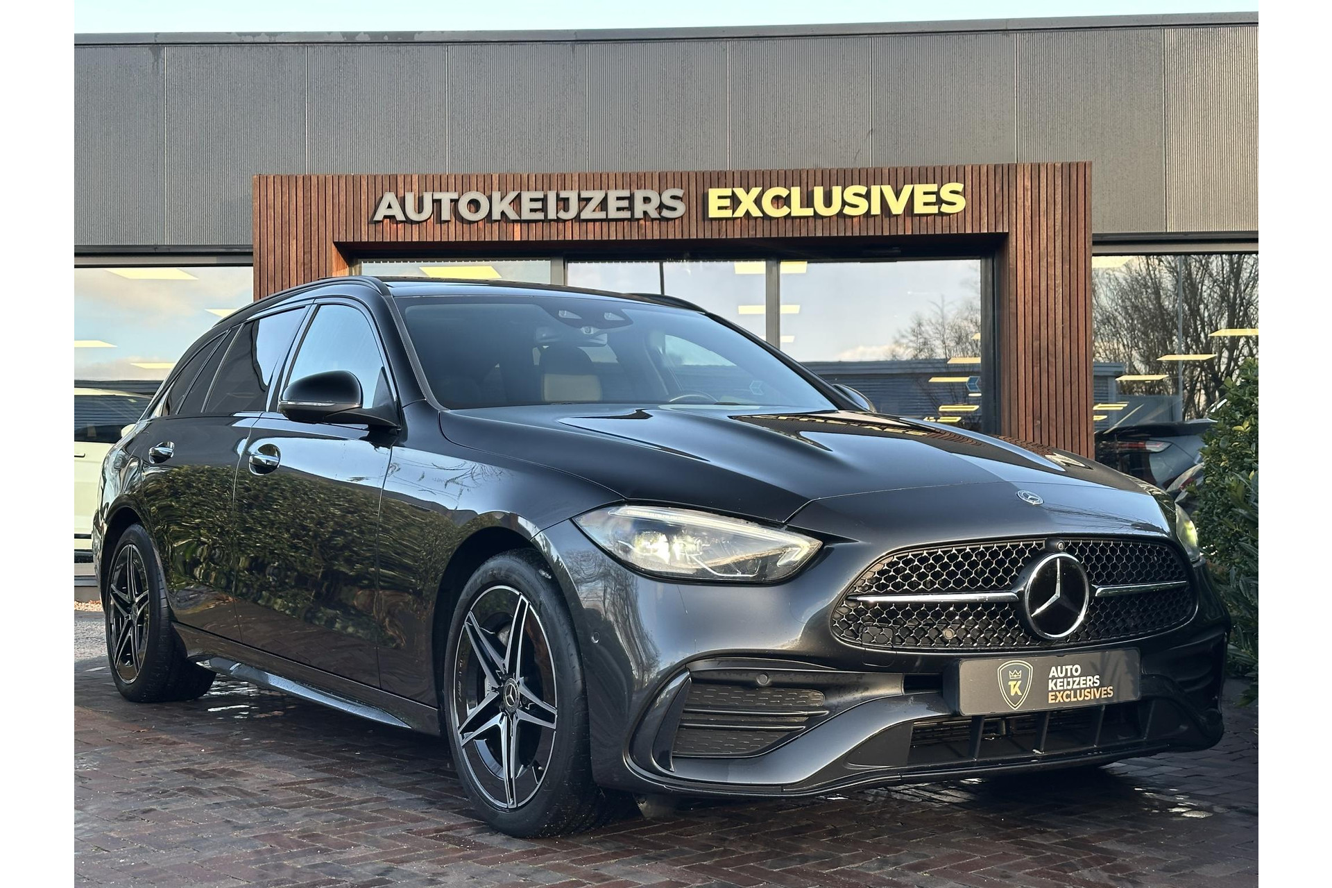Mercedes-Benz C-Klasse 300 de 4MATIC AMG Line 2023 GRAPHITE GRAY - METALLIC FINISH (831U) 1