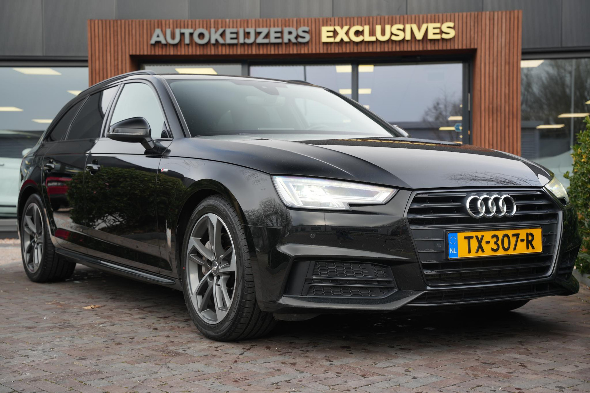 Audi A4 Avant 3.0 TDI 2016 Metallic mythical black (0E) 1