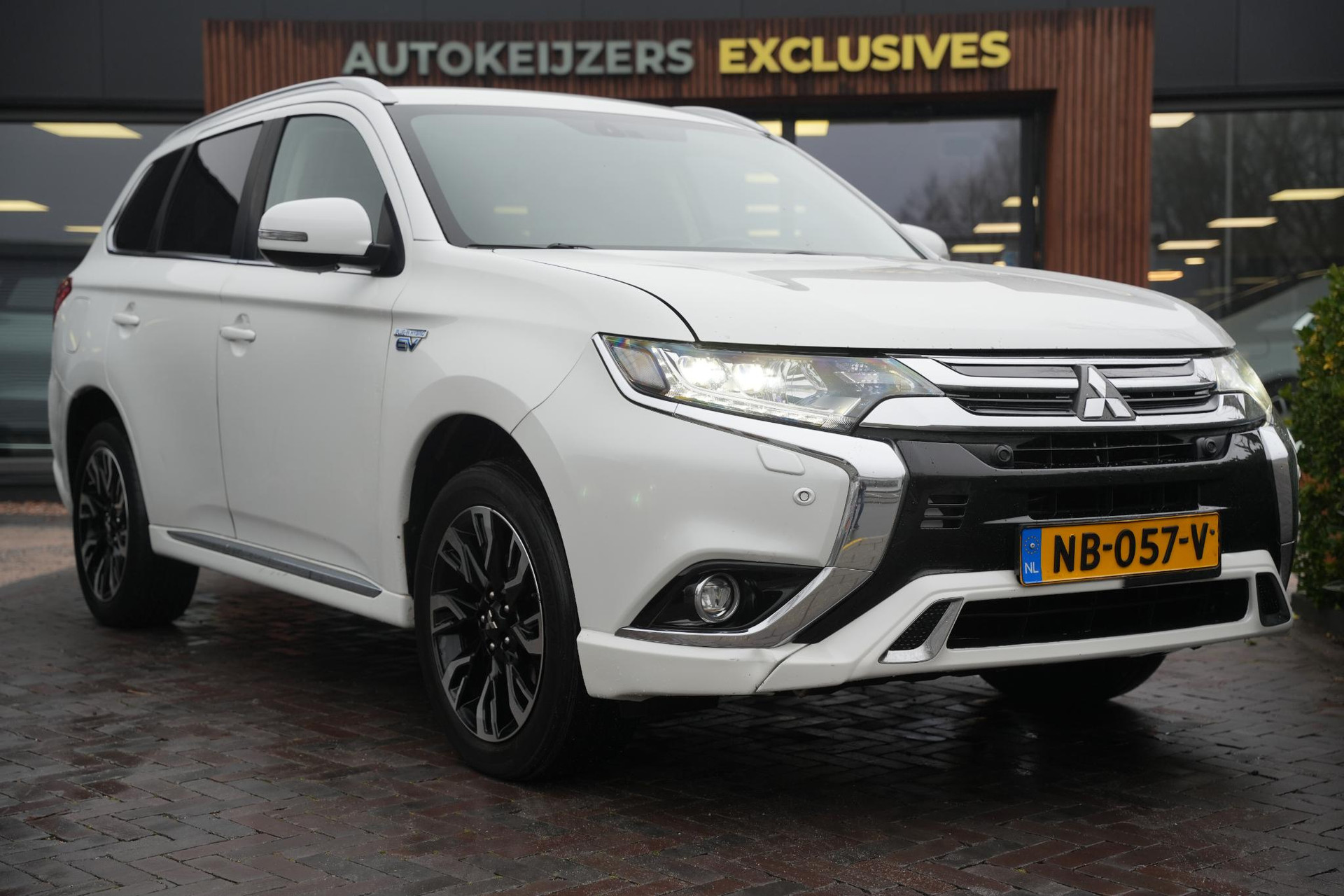 Mitsubishi Outlander 2.0 PHEV Premium 2016 Silky white p 1