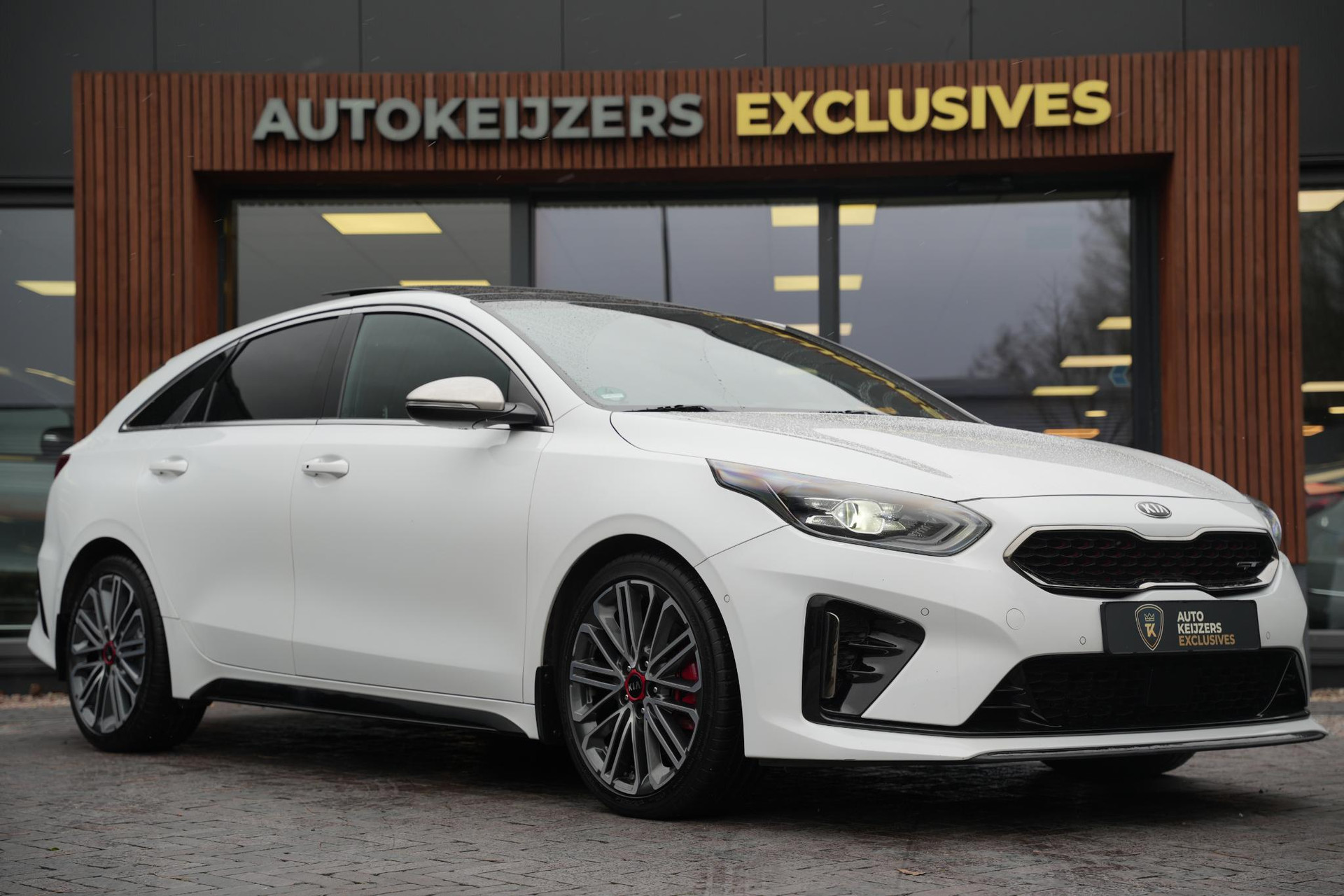 Kia ProCeed 1.6 T-GDi GT 2019 Deluxe White Pearl (HW2) 1