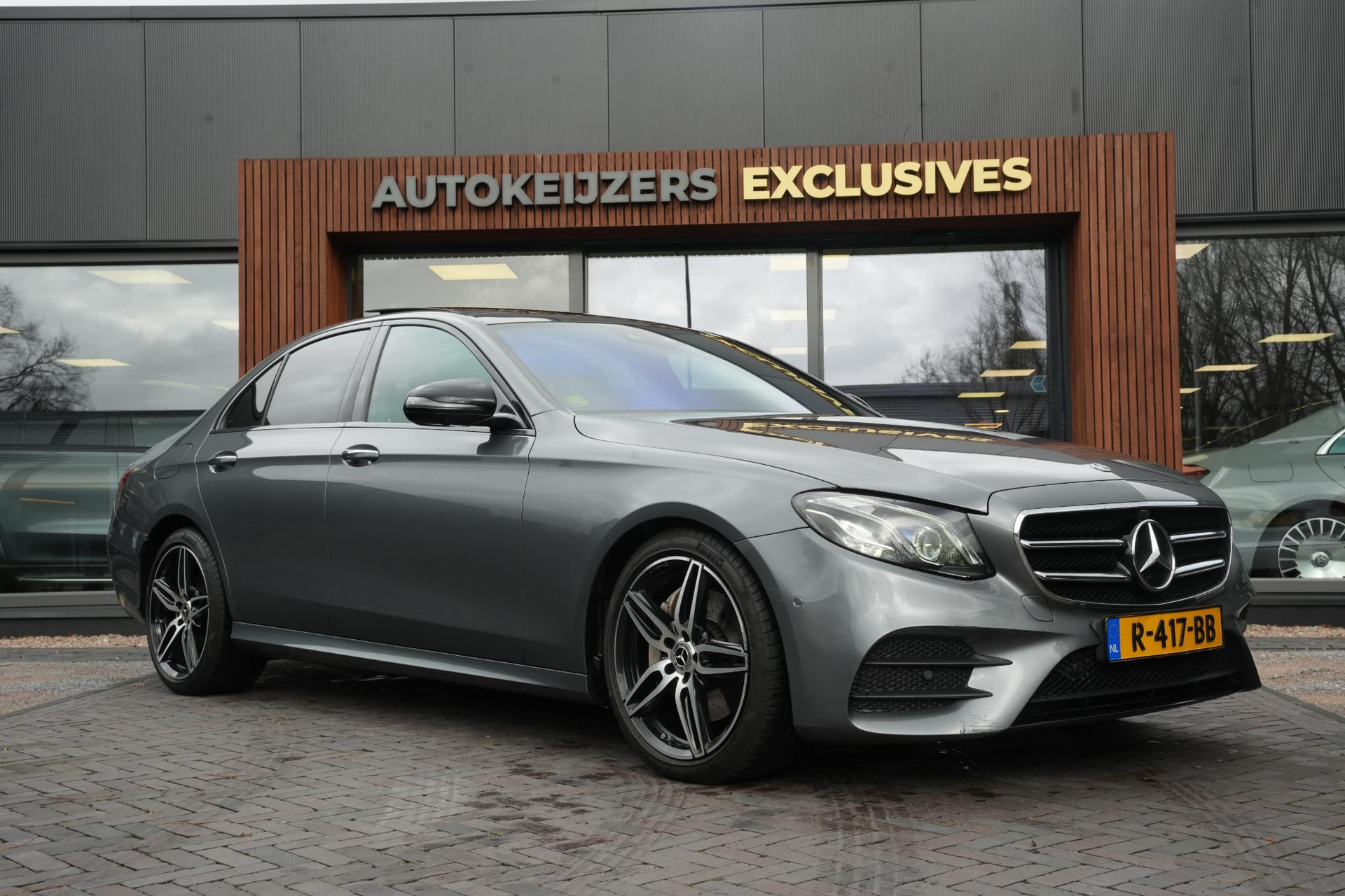 Mercedes-Benz E-Klasse 220 d Business Solution AMG 2018 SELENITE GRAY - METALLIC PAINT (992U) 1