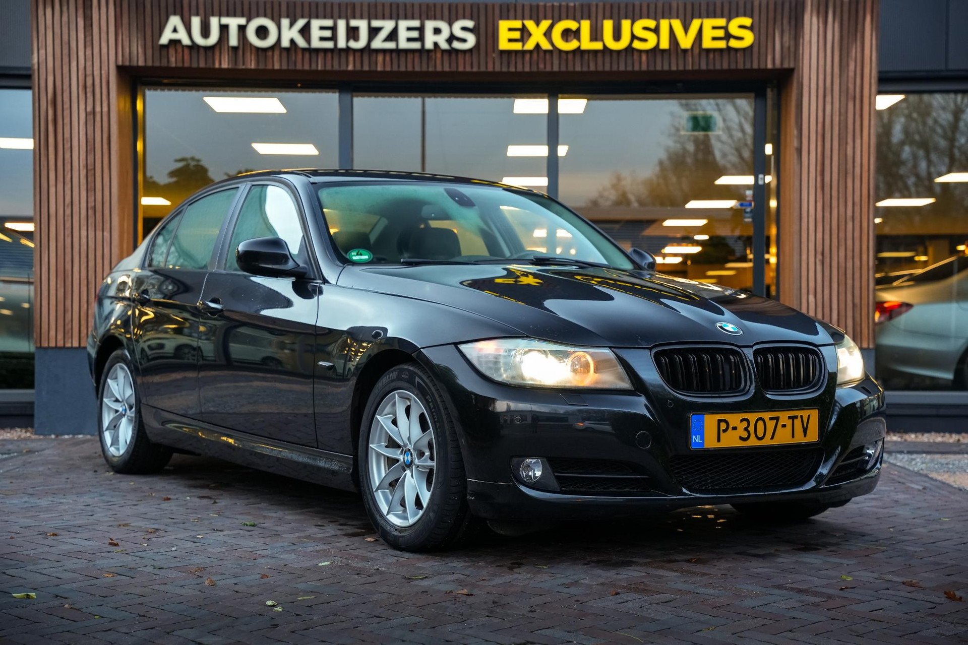 BMW 3-serie 320i Business Line 2011  1