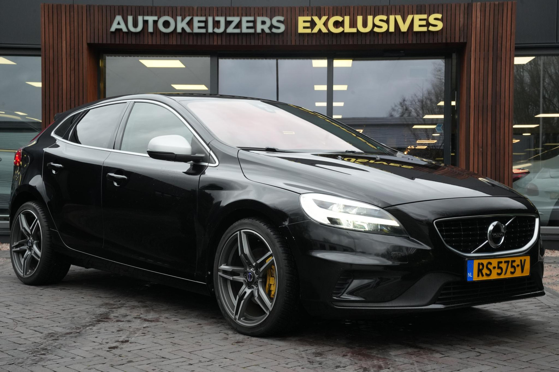 Volvo V40 2.0 T4 Business Sport 2018 717 onyx black metallic 1