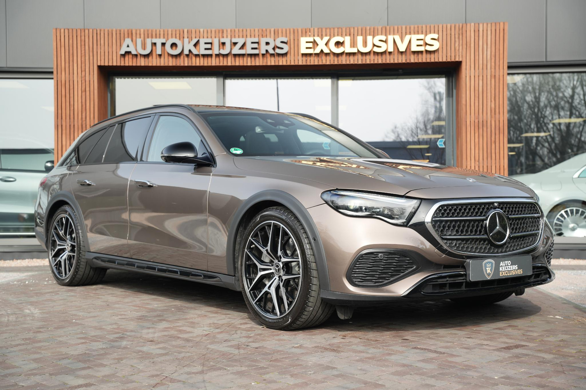 Mercedes-Benz E-Klasse All-Terrain 300 de 4MATIC All-Terrain 2025 Velvet brown-metallic finish (771U) 1