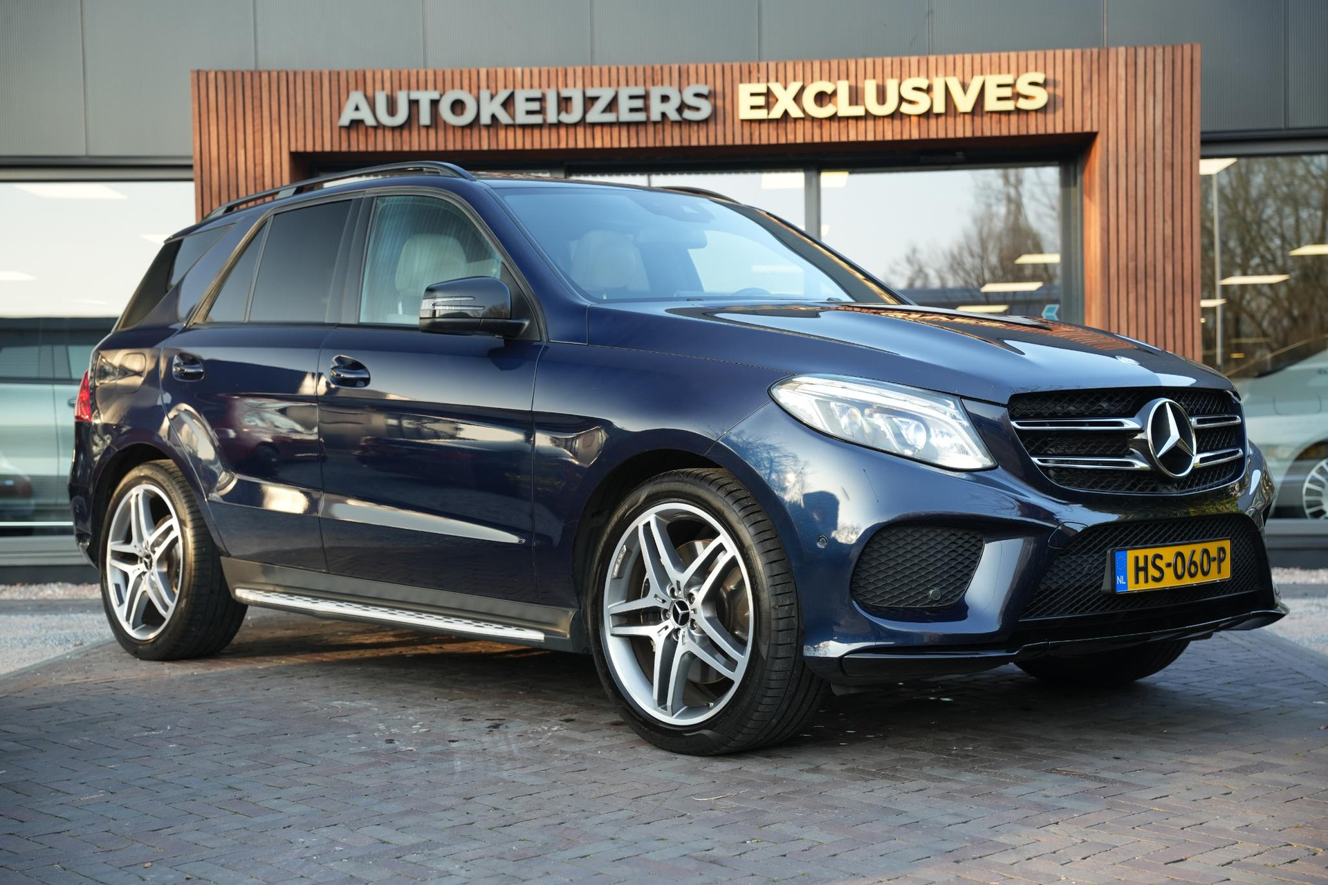 Mercedes-Benz GLE 500 e 4MATIC 2015 CAVANSITE BLUE METALLIC FINISH (890U) 1