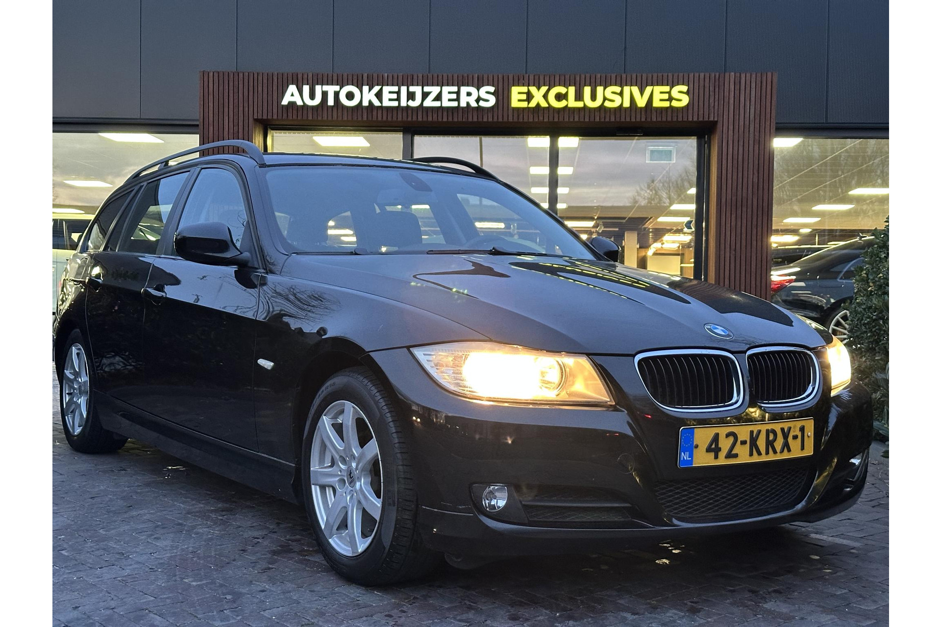 BMW 3 Serie Touring 316i Business Line 2010 Saphirschwarz metallic 1
