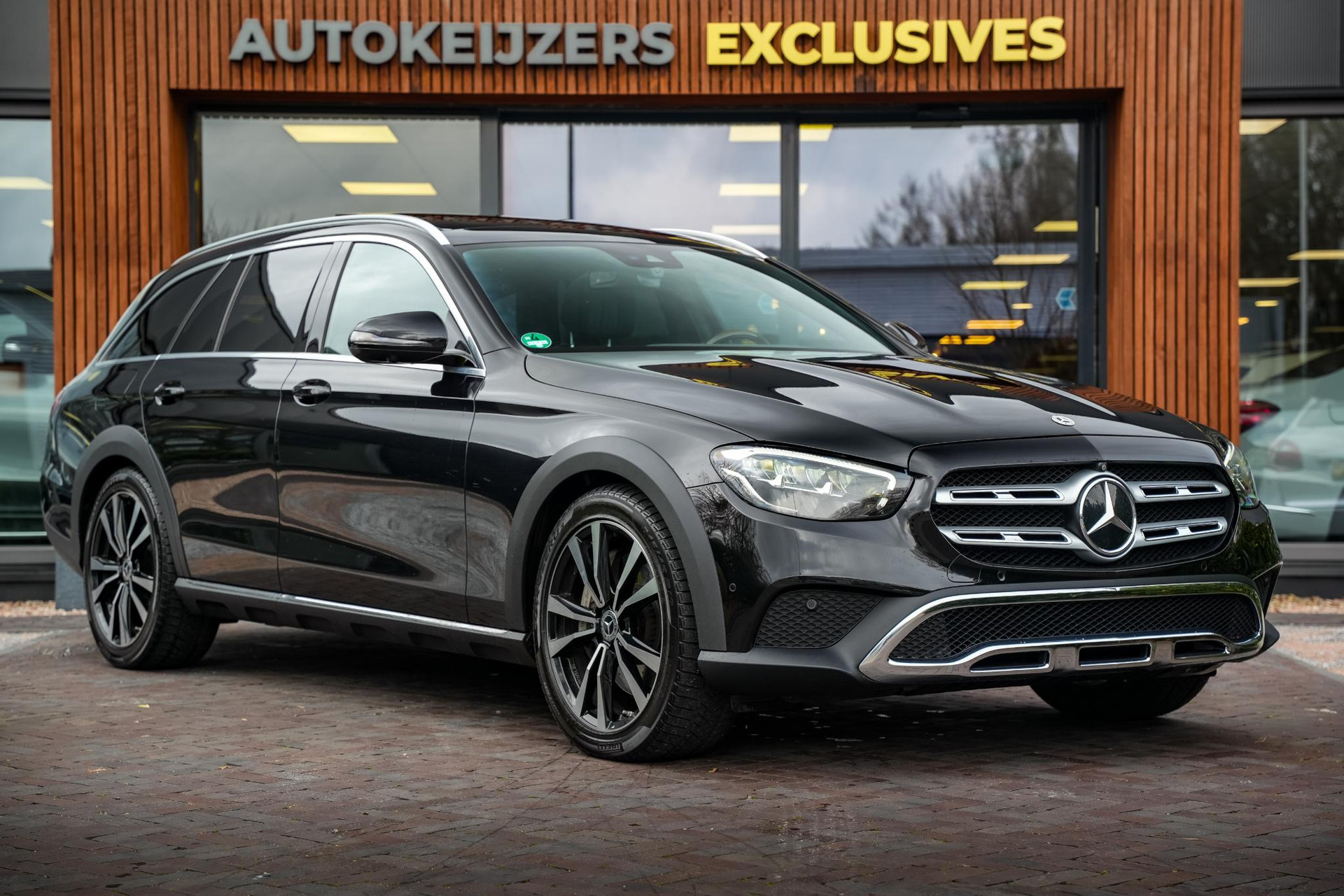 Mercedes-Benz E-Klasse All-Terrain 400 d 4Matic 2022 Obsidian black - metallic finish (197U) 1