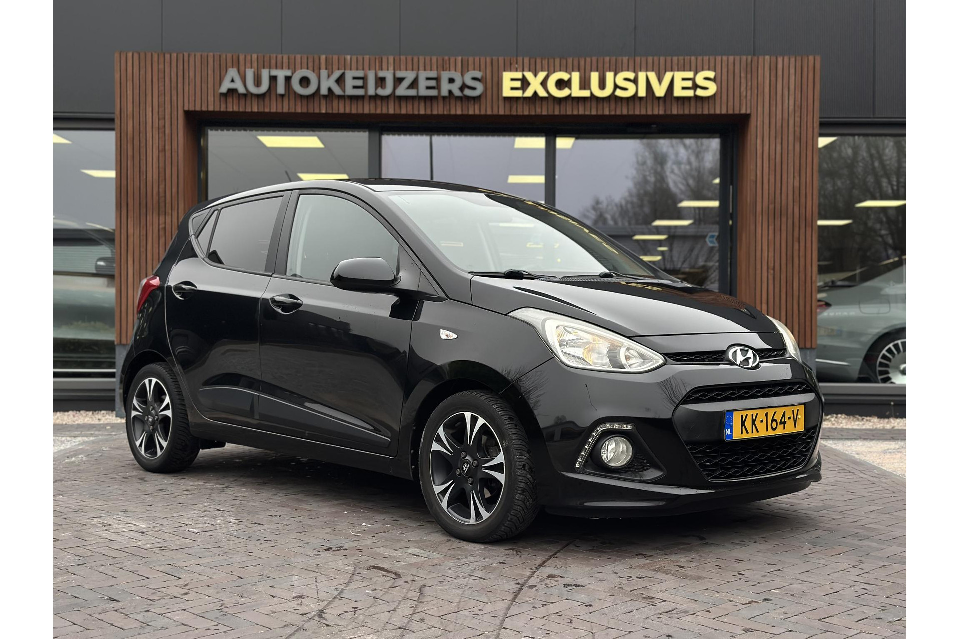 Hyundai i10 1.0i i-Motion Go! 2016 2016 Phantom Black (X5B) 1