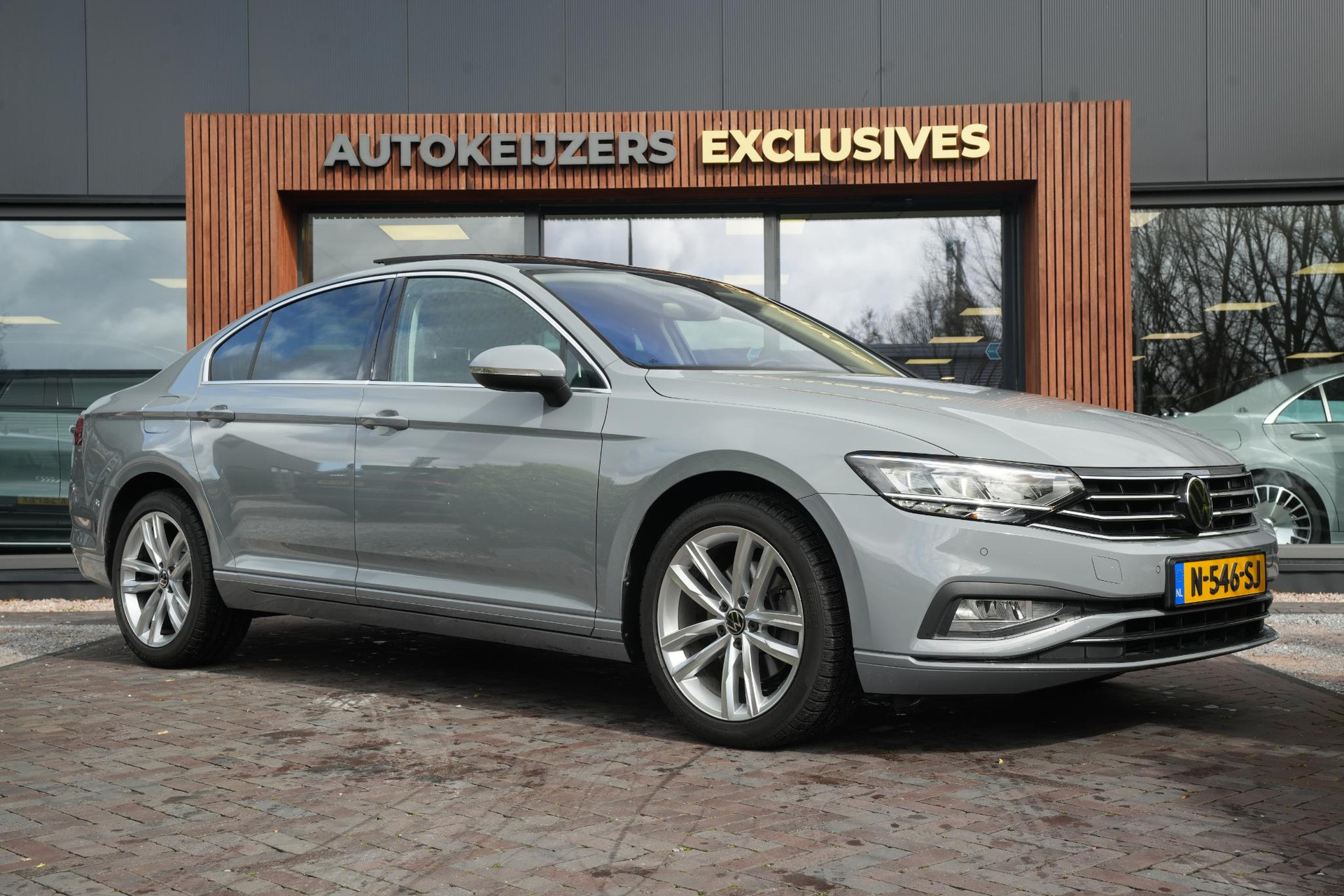 Volkswagen Passat 1.5 TSI Business 2022 Moonstone grey 1