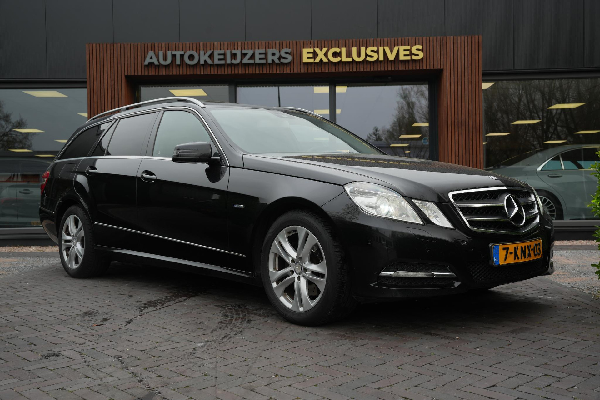 Mercedes-Benz E-Klasse Estate 250 CDI Business Class Avantgarde 2012 OBSIDIAN BLACK (197U) 1
