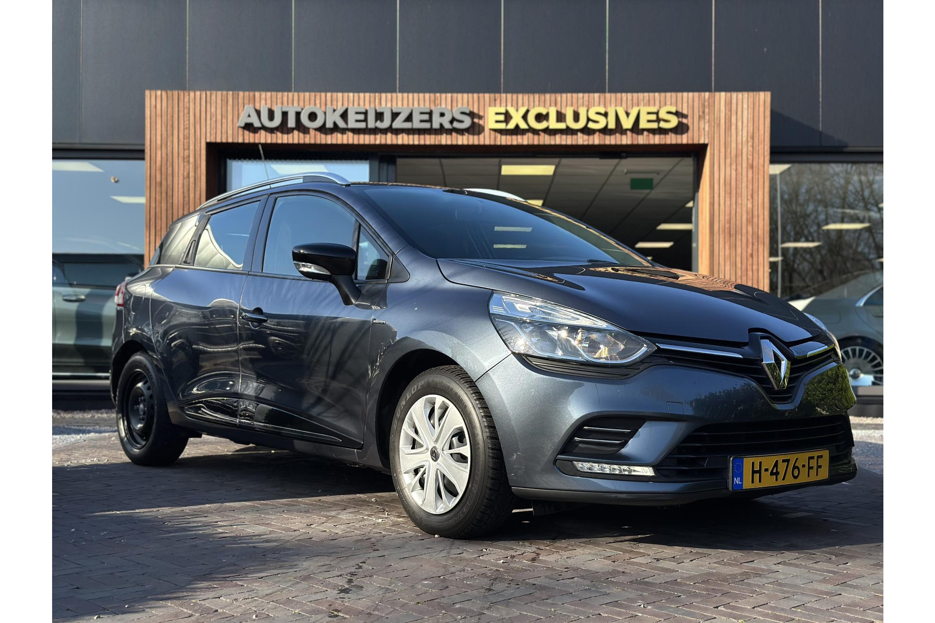 Renault Clio Estate 1.2 16V 2017 GREY TITANIUM (TEKPN) 1