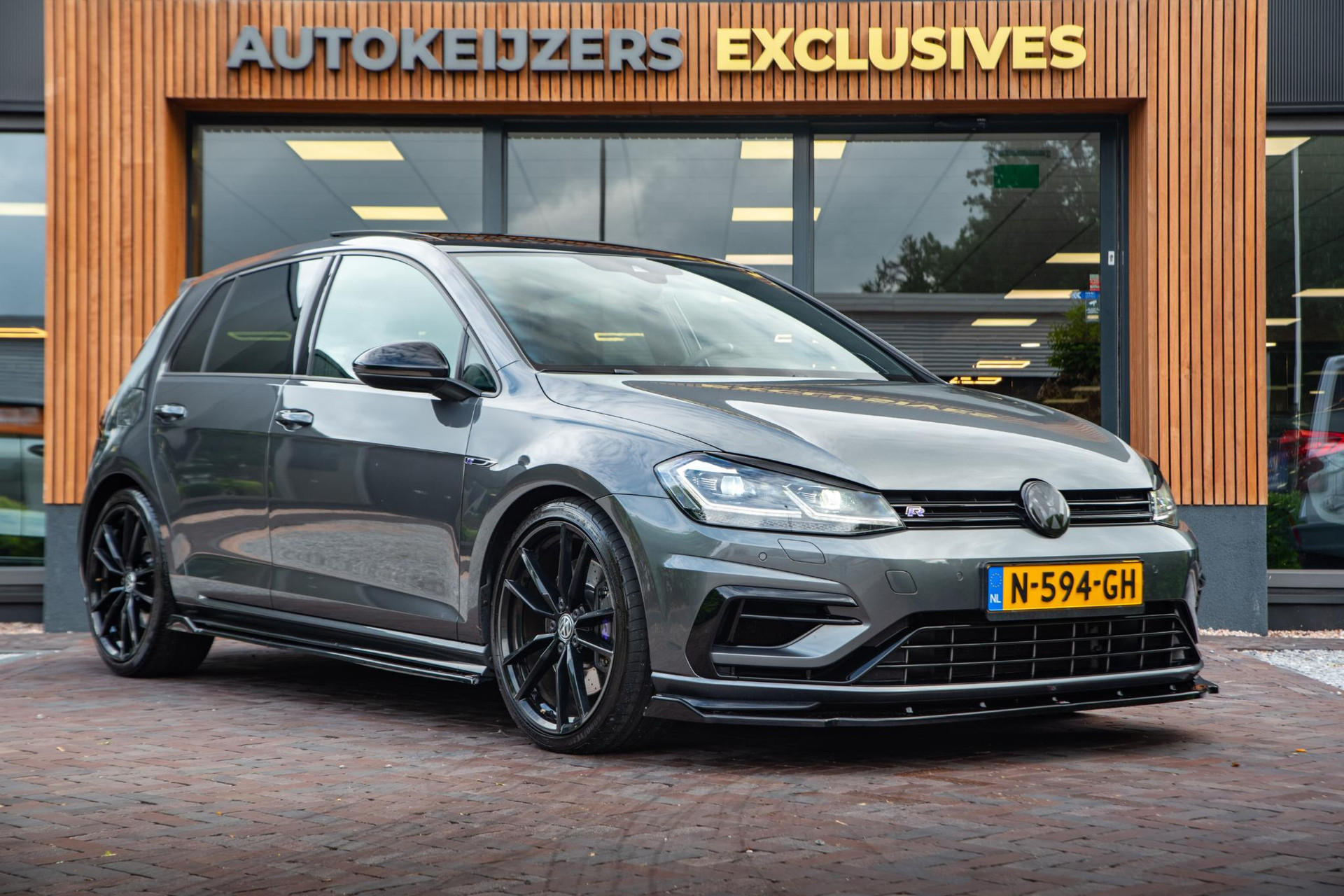 Volkswagen Golf 2.0 TSI 4Motion R 2017 Indium grey metallic 1