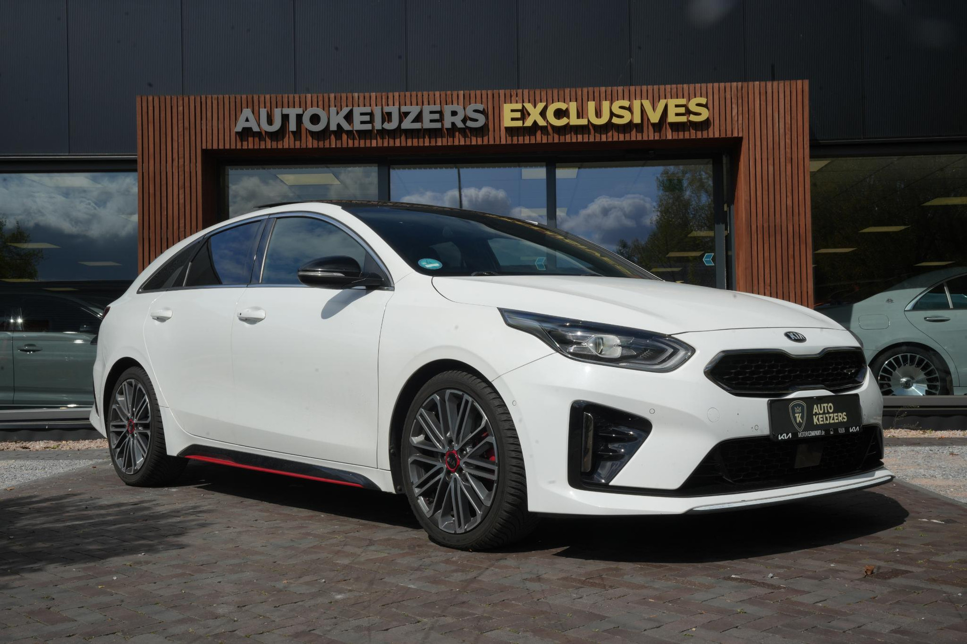 Kia ProCeed 1.6 T-GDI GT 2019 Deluxe White Pearl (HW2) 1