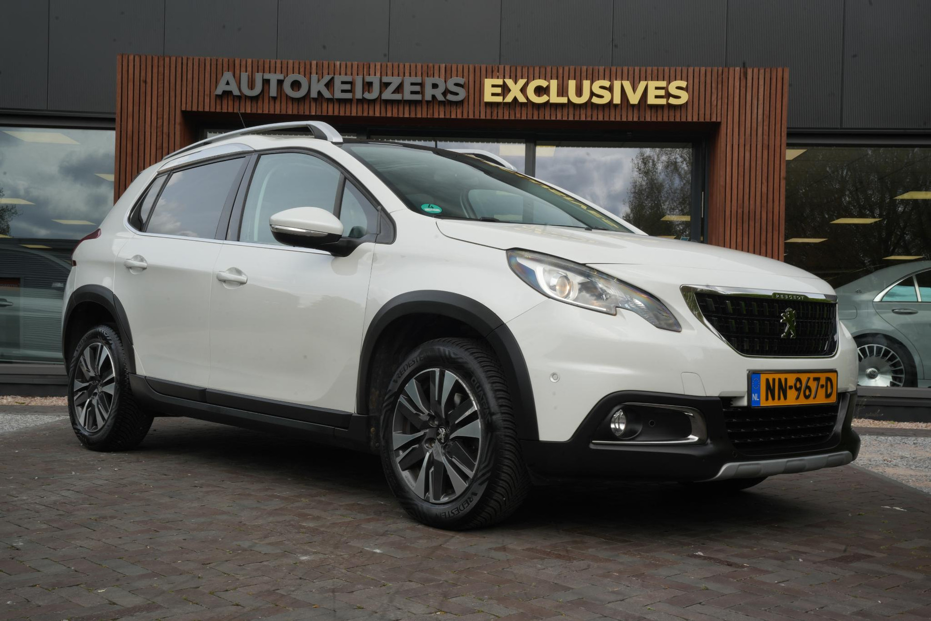 Peugeot 2008 1.2 PureTech Allure 2017 Vernismetaallak gris artense 1