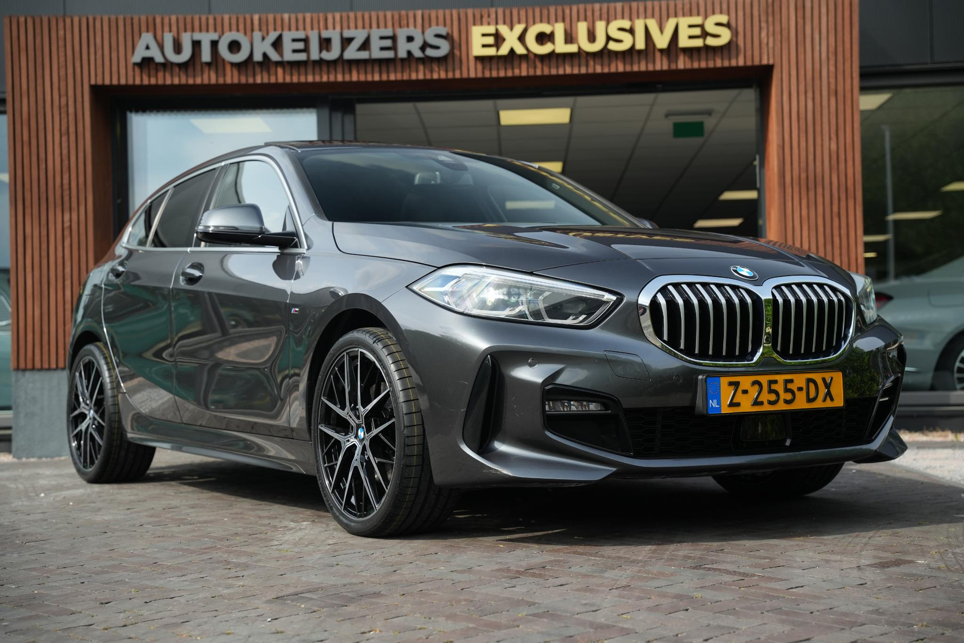 BMW 1-serie 118i High Executive 2020 Mineral-grau metallic (B39) 1