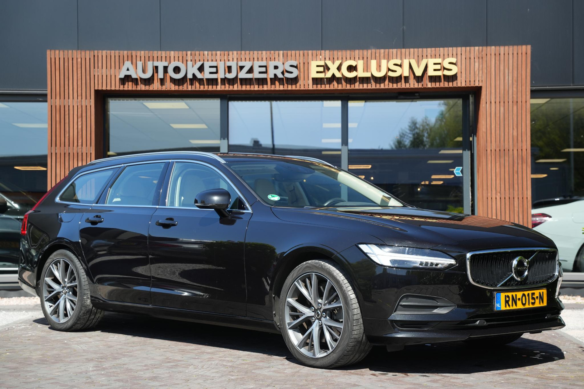 Volvo V90 2.0 T5 90th Anniversary Edition 2018 717 onyx black metallic 1