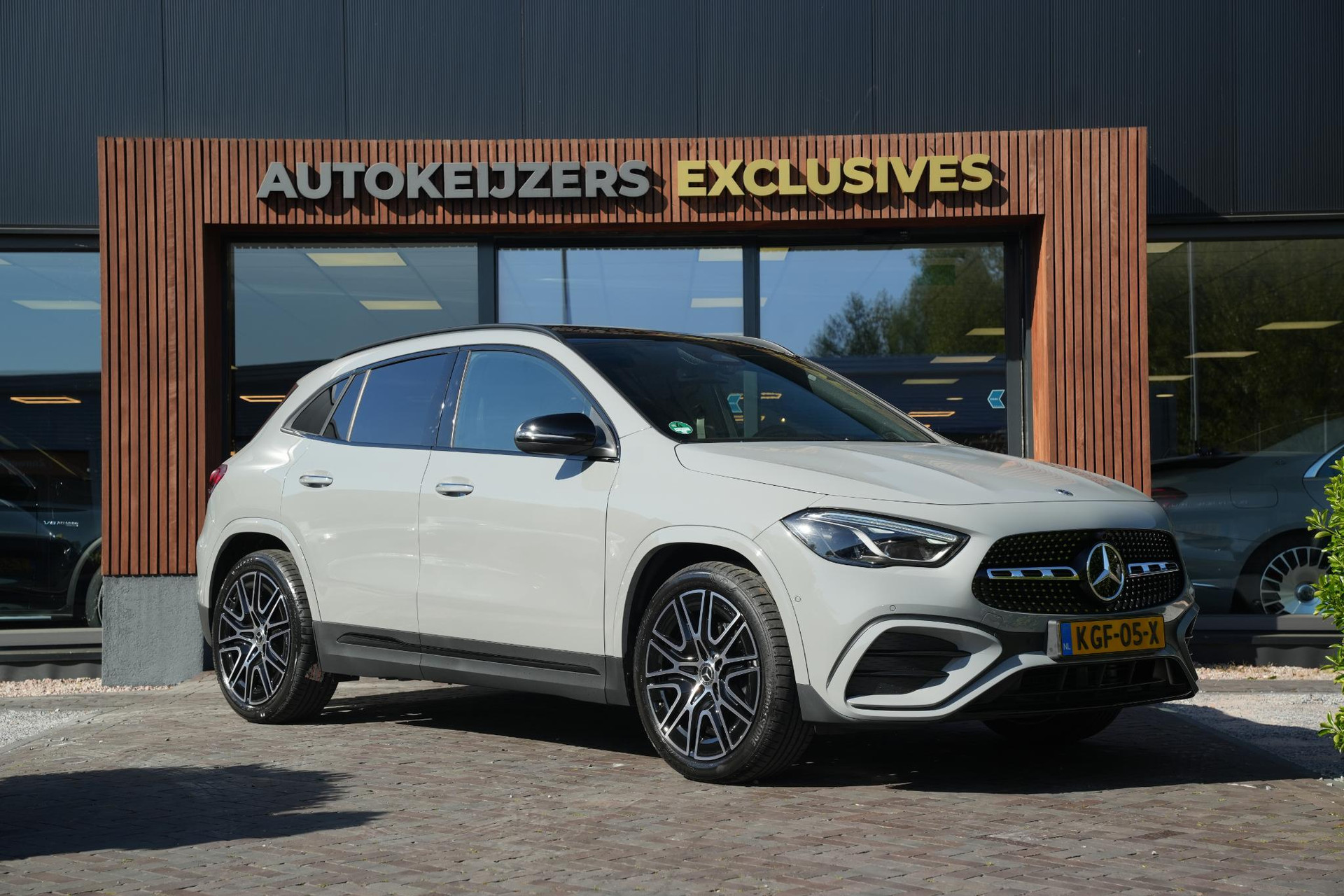 Mercedes-Benz GLA 200 AMG Line 2025 alpine gray - standard finish (956U) 1