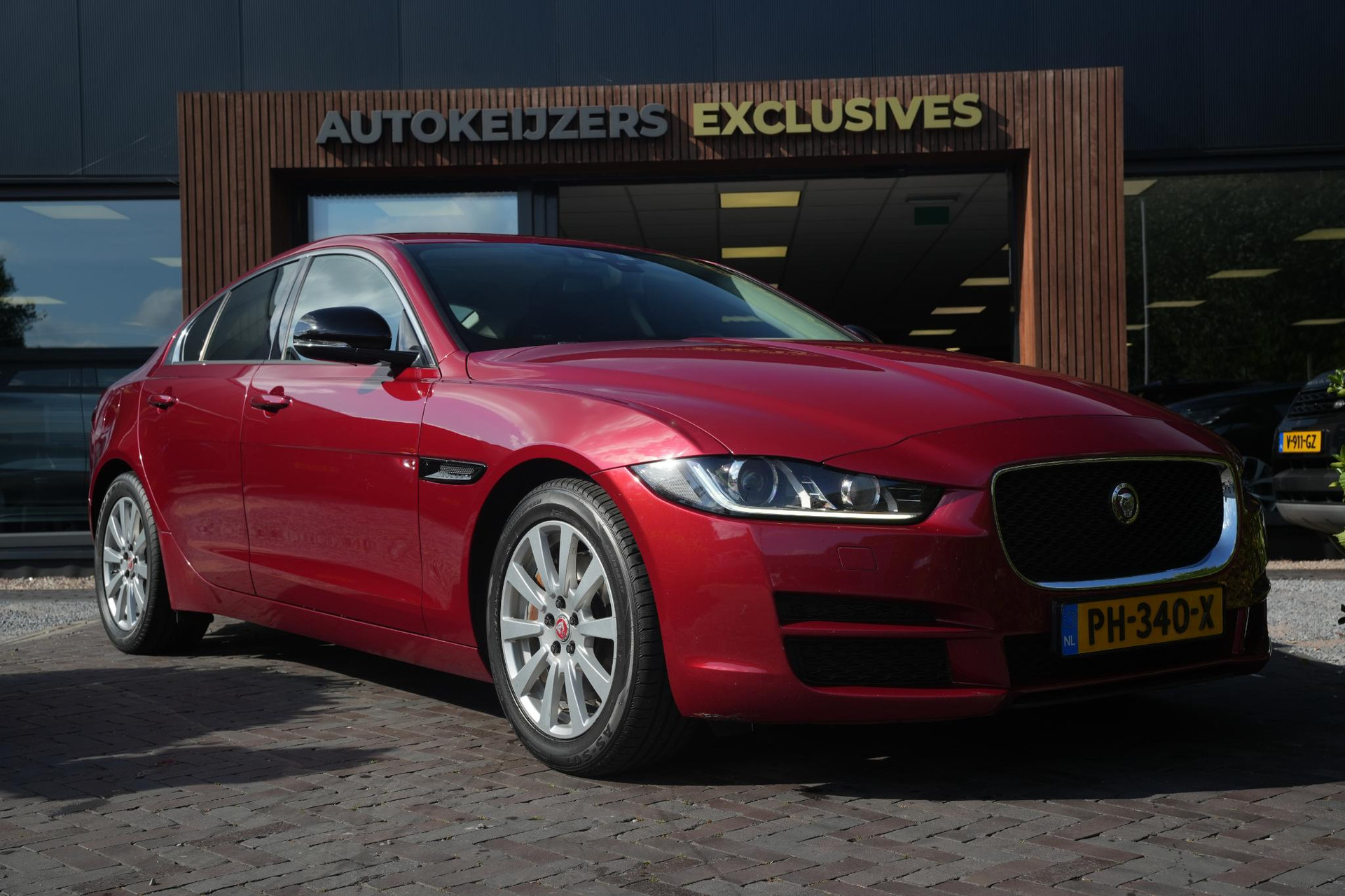 Jaguar XE 2.0 Portfolio 2015  1