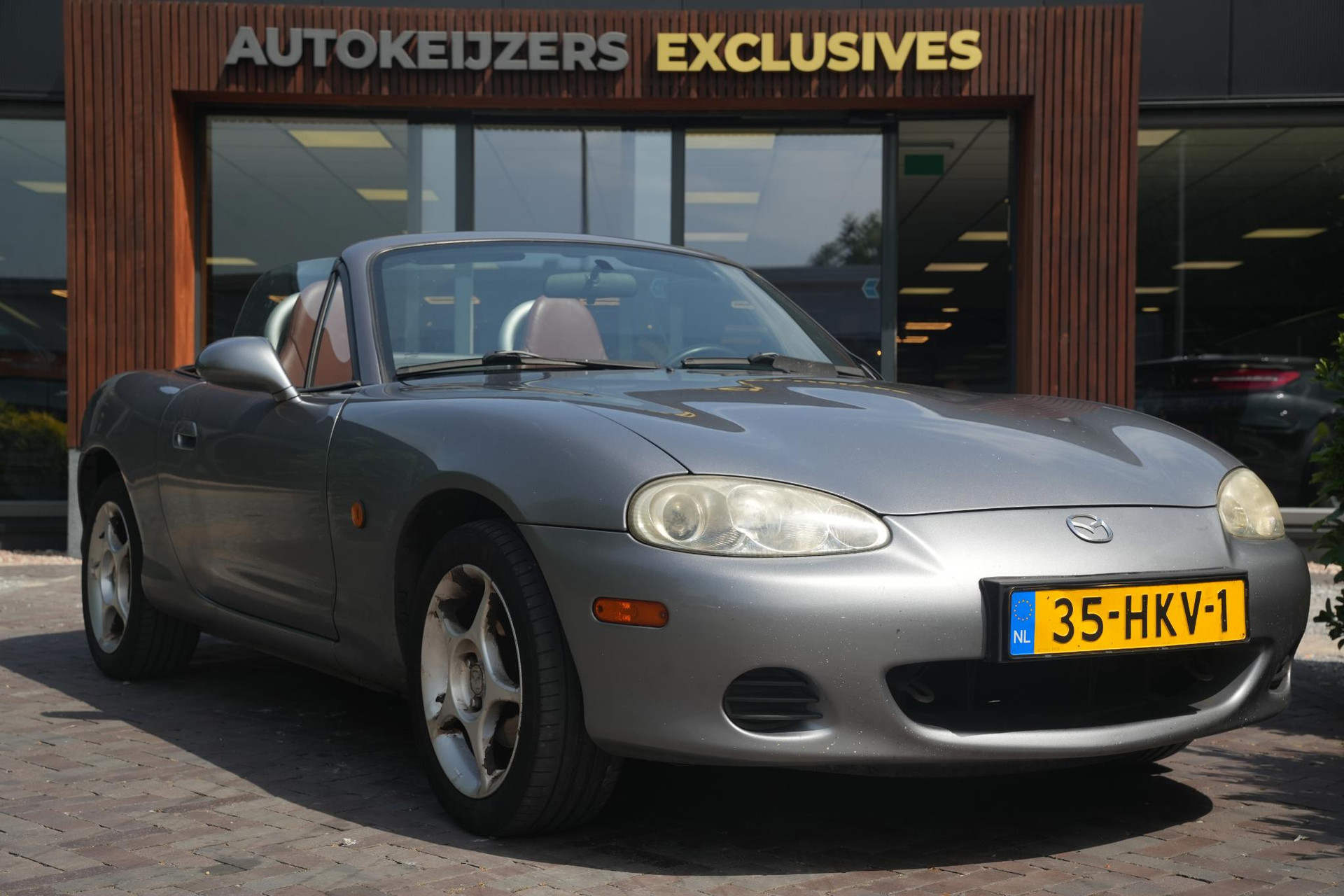 Mazda MX-5 1.6i Exclusive 2002 TITANIUM GRAY METALLIC (25G) 1