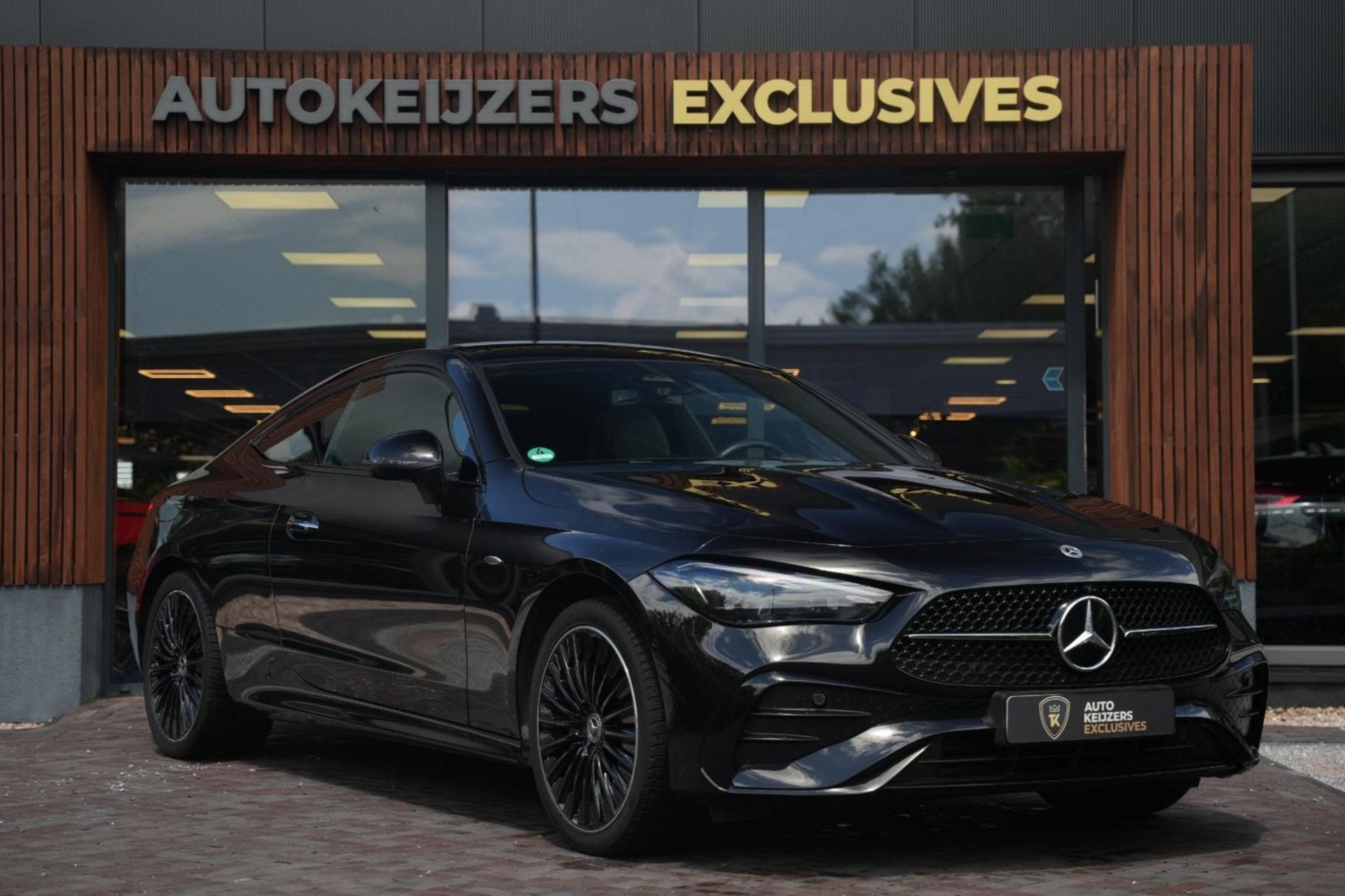 Mercedes-Benz CLE Coupé 300 e AMG Line 2025 Obsidian black - metallic finish (197U) 1