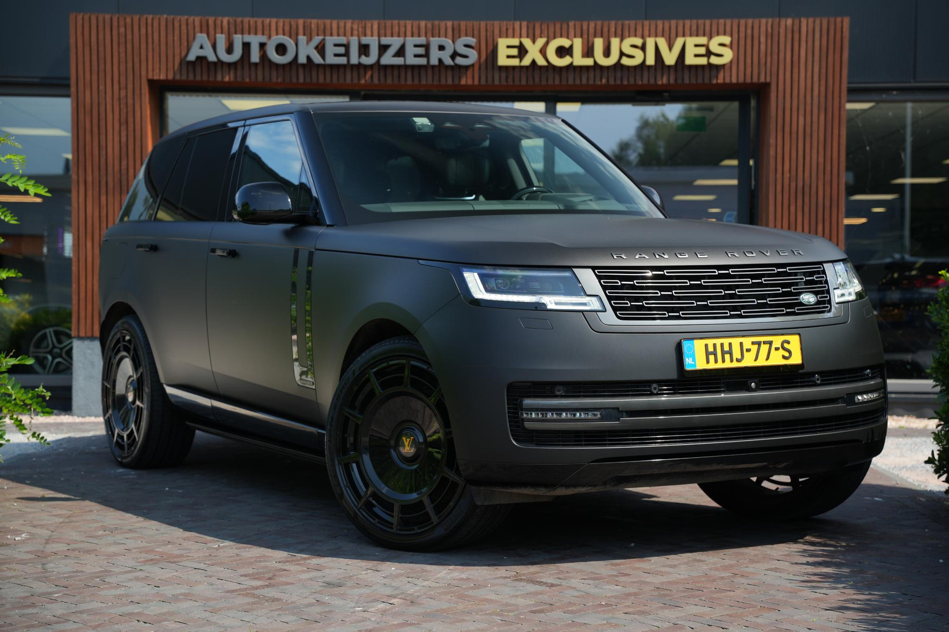 Land Rover Range Rover 3.0 P550e Autobiography PHEV 2025 Exterior Paint - Santorini Black (1AG) 1