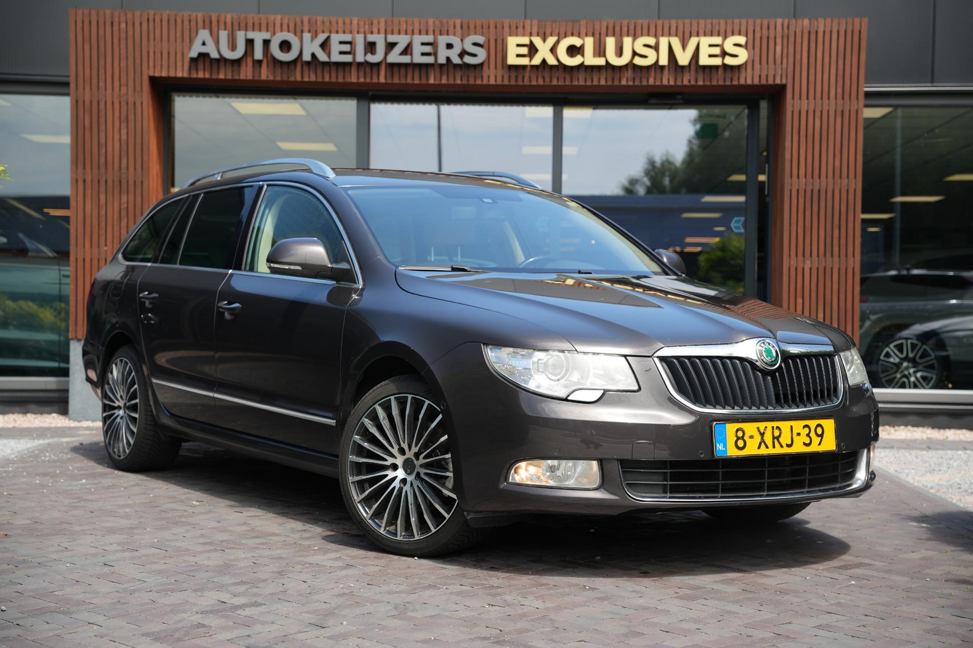 Škoda Superb Combi 2.0 TSI Elegance Business Line 2011 Mocha (brown) (6Q6Q) 1
