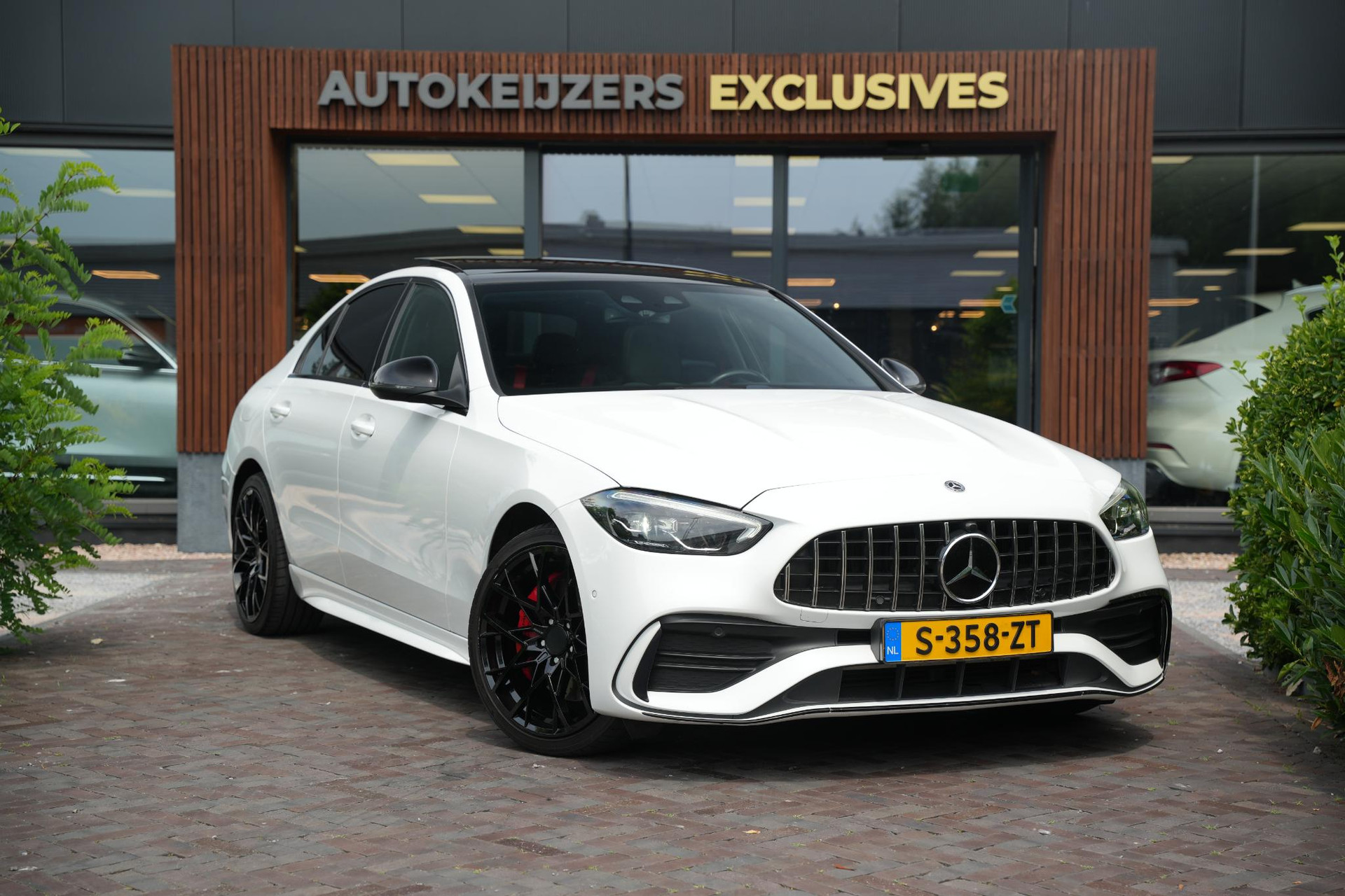 Mercedes-Benz C-Klasse 300 e AMG Line Limited 2022 Opalite white - Metallic finish (885U) 1