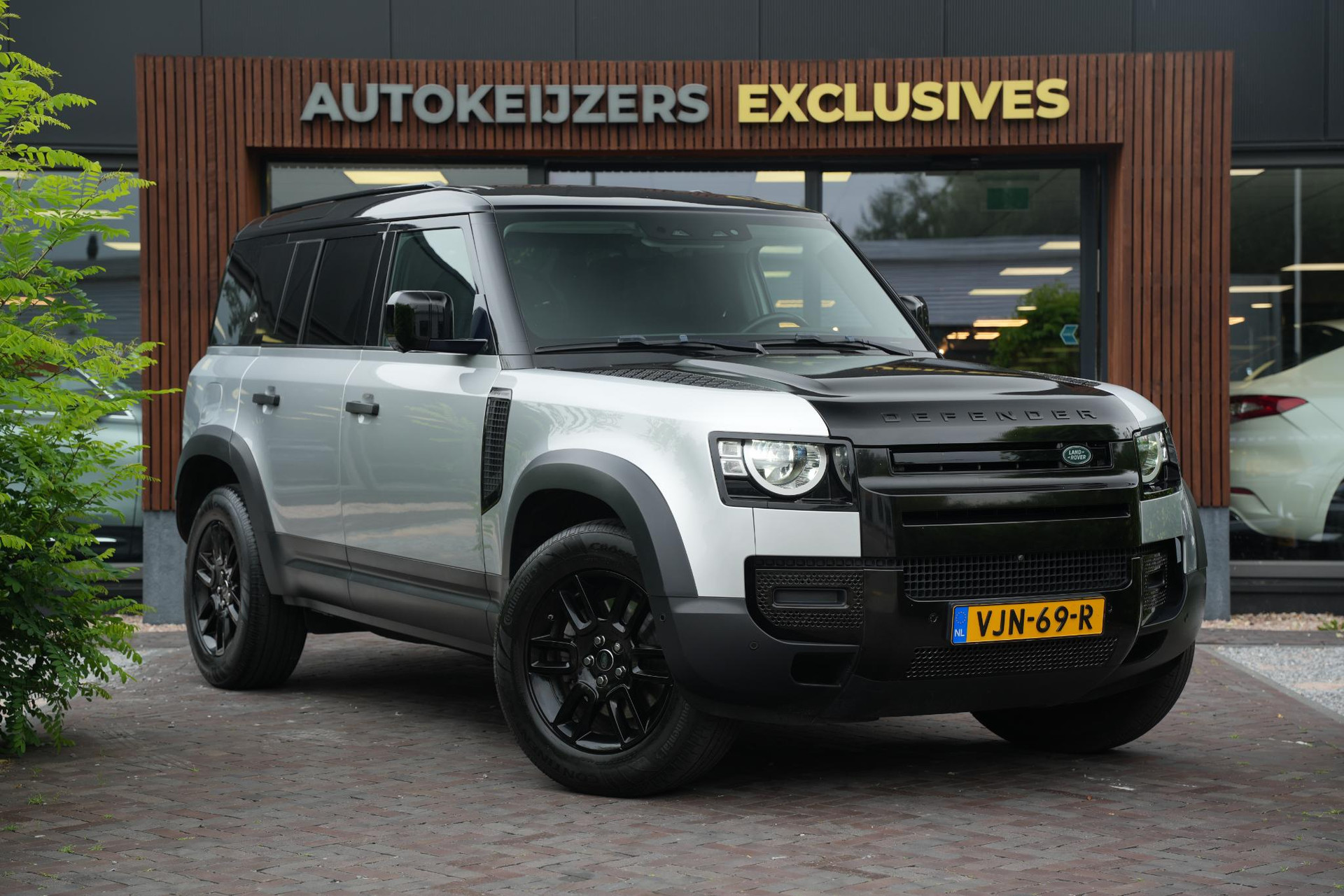 Land Rover Defender 2.0 D240 110 HSE 2020 Exterior Paint - Indus Silver (1AC) 1