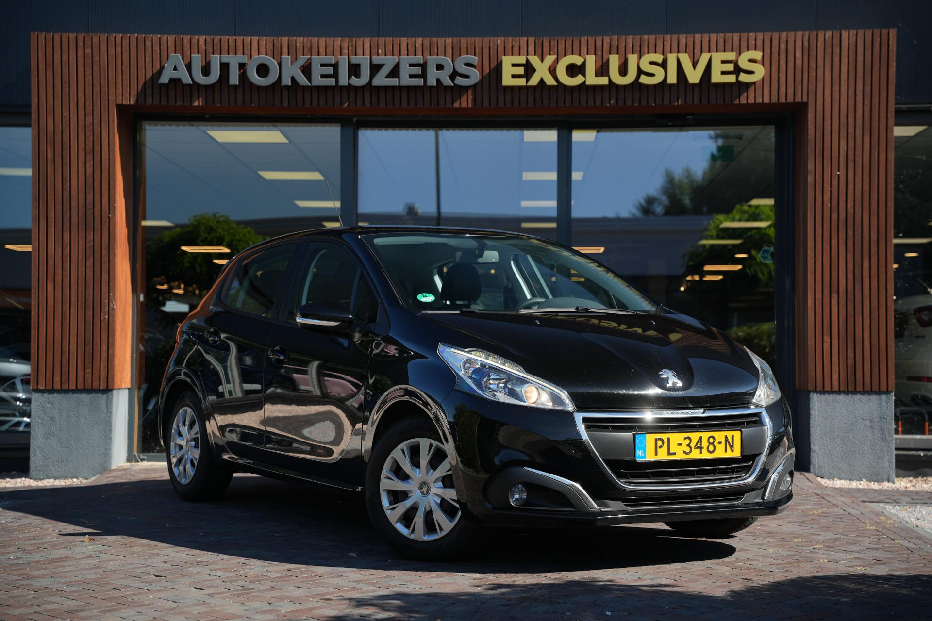 Peugeot 208 1.2 PureTech Blue Lease 2017 BLACK PEARL PAINT (KTV) 1
