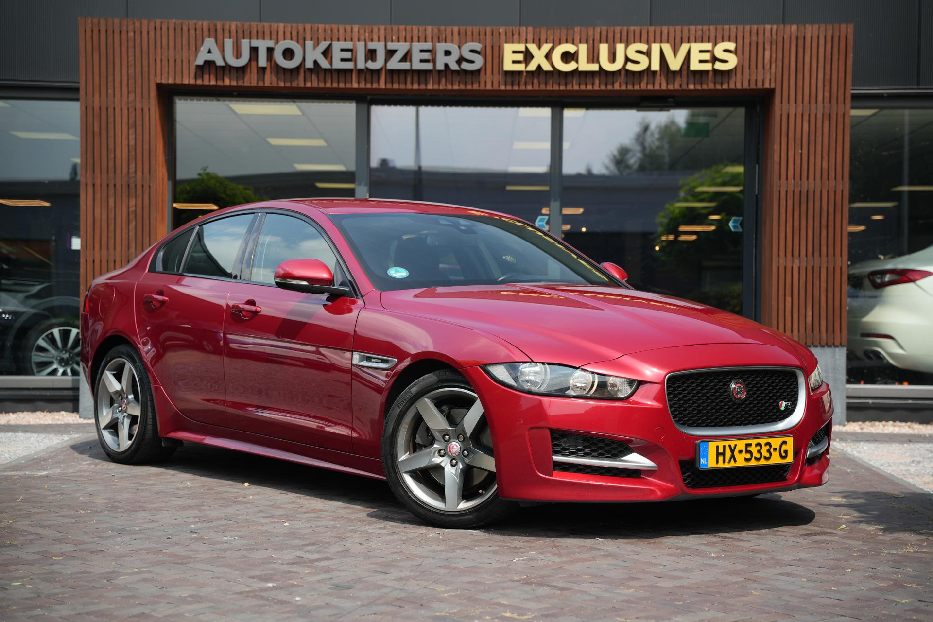 Jaguar XE 2.0 Portfolio 2016 Exterior Paint - Firenze (1AF) 1