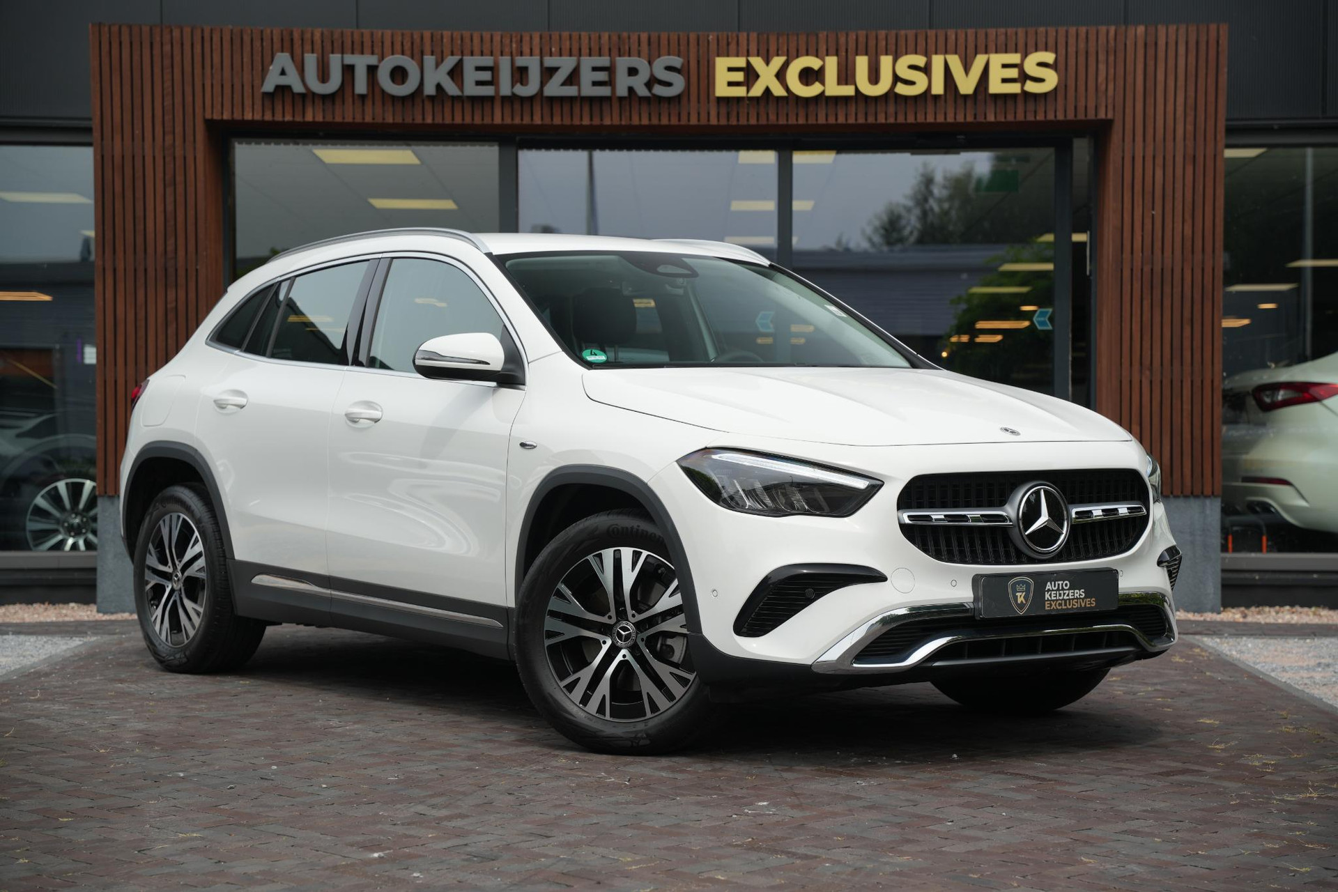Mercedes-Benz GLA 250 e Business Solution 2025 POLAR WHITE - STANDARD FINISH (149U) 1