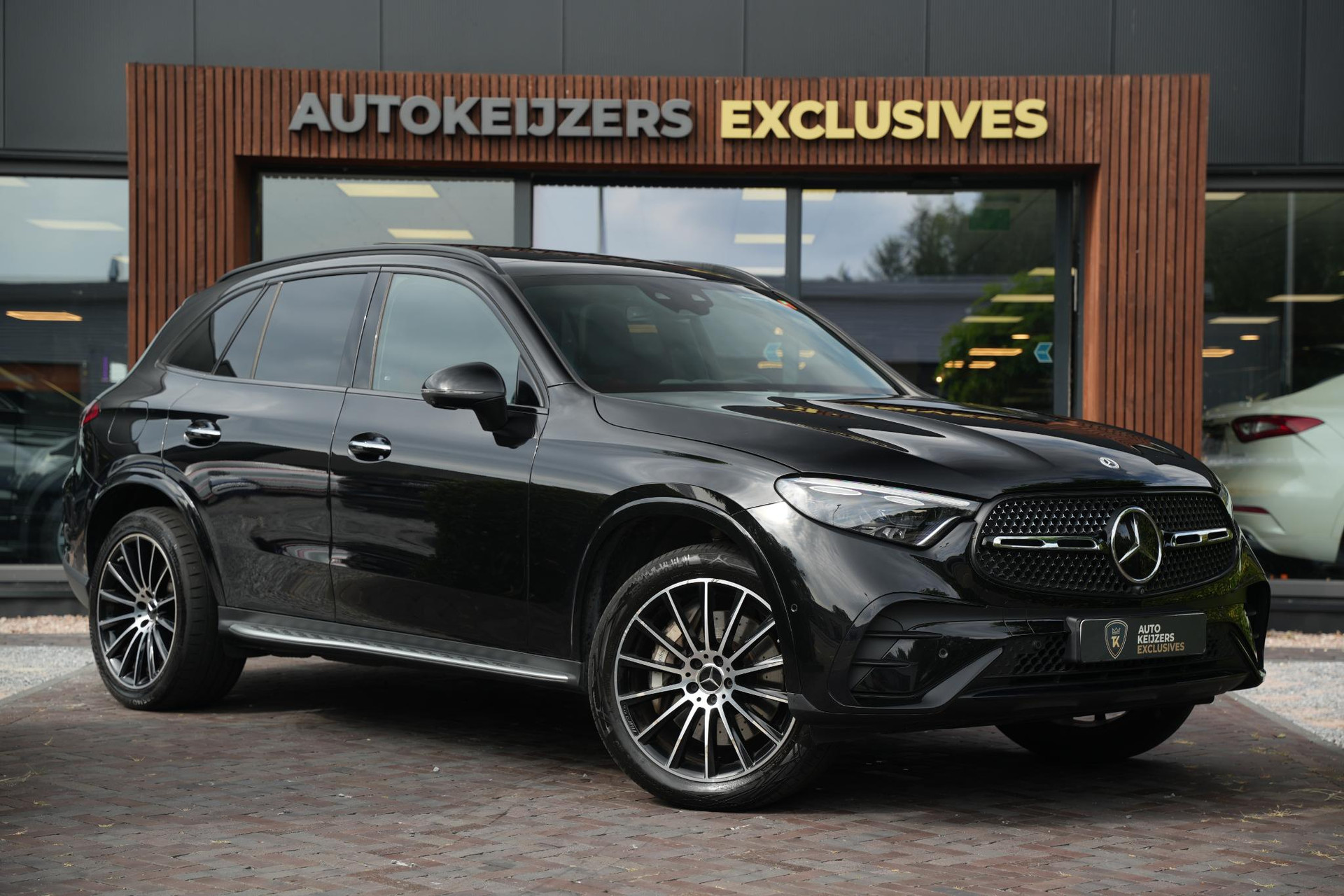Mercedes-Benz GLC 400e 4MATIC AMG Line 2023 Obsidian black - metallic finish (197U) 1