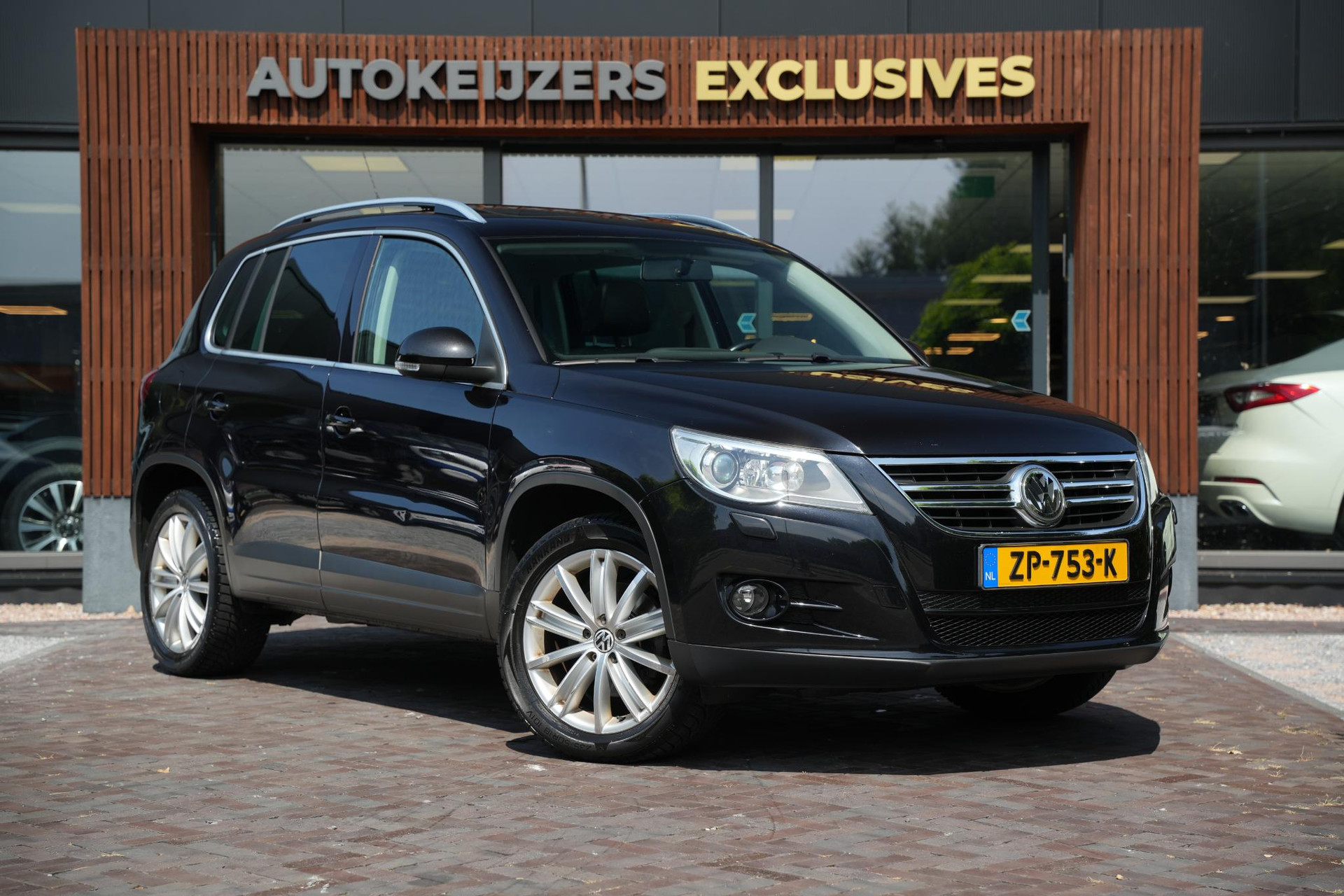 Volkswagen Tiguan 2.0 TDI Track&Field 4Motion 2009 Deep black pearl effect (2T2T) 1