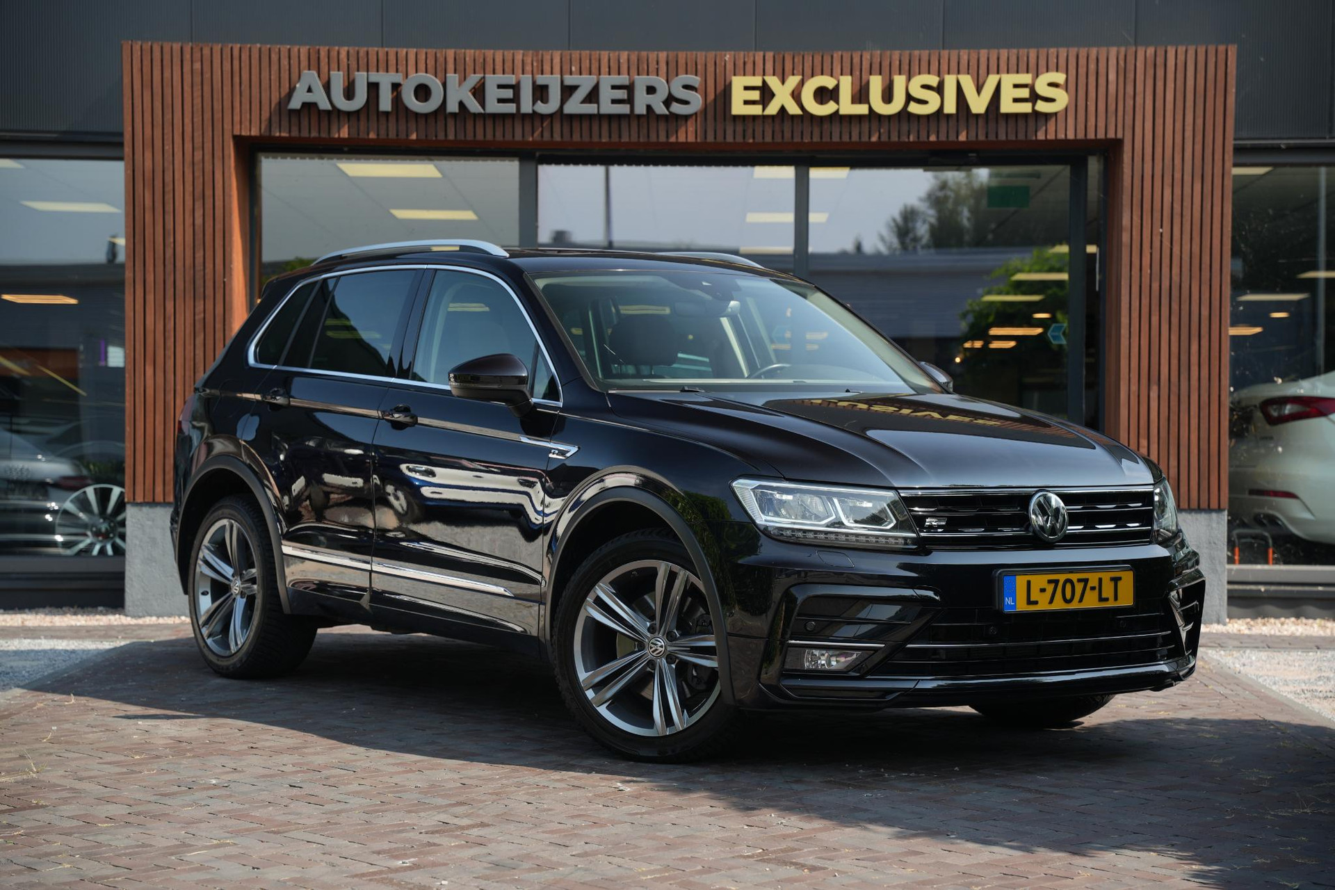 Volkswagen Tiguan 2.0 TSI 4Motion Highline Business R 2018 Deep black pearl effect (2T2T) 1