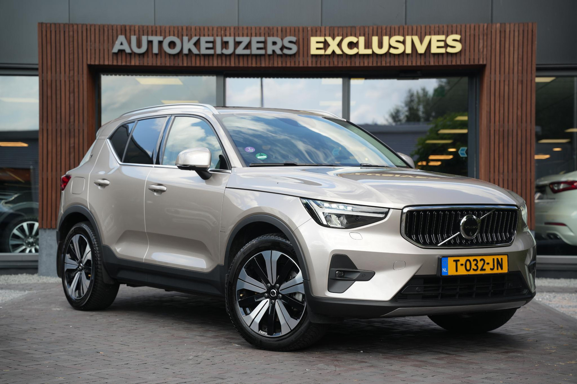 Volvo XC40 1.5 T4 Plug-in hybrid Ultimate Bright 2023 Bright dusk 1