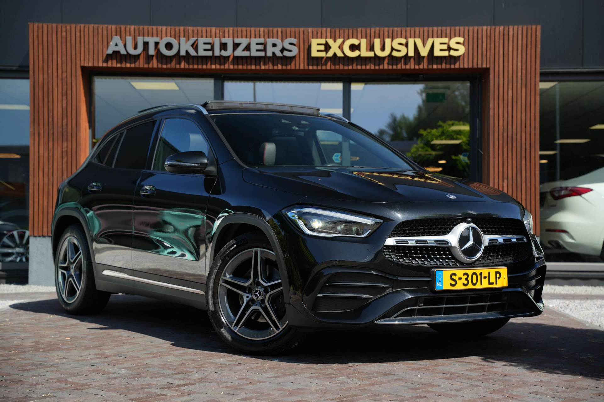 Mercedes-Benz GLA 200 2020 COSMOS BLACK - METALLIC FINISH (191U) 1