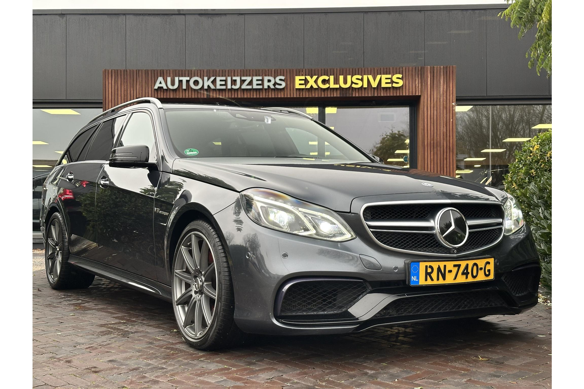 Mercedes-Benz E-Klasse Estate AMG 63 S 4MATIC 2013 TENORITE GRAY METALLIC PAINT (755U) 1